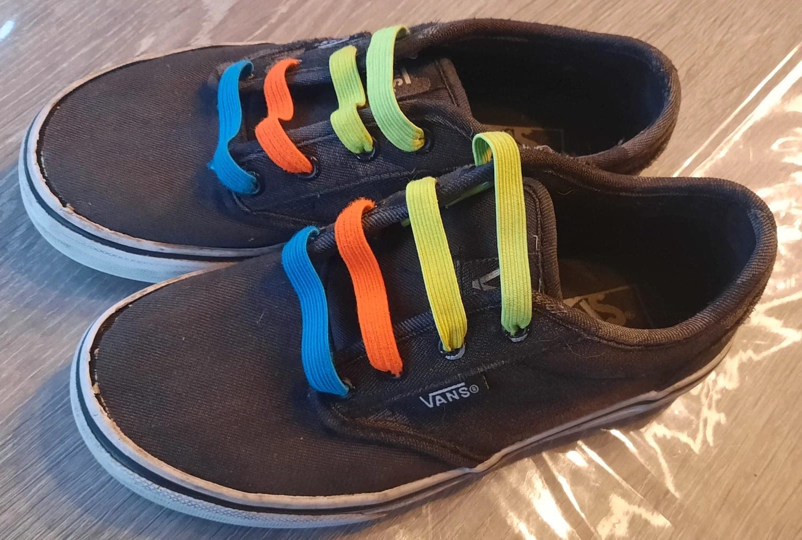 Vans kinderschoenen met gekleurde veters