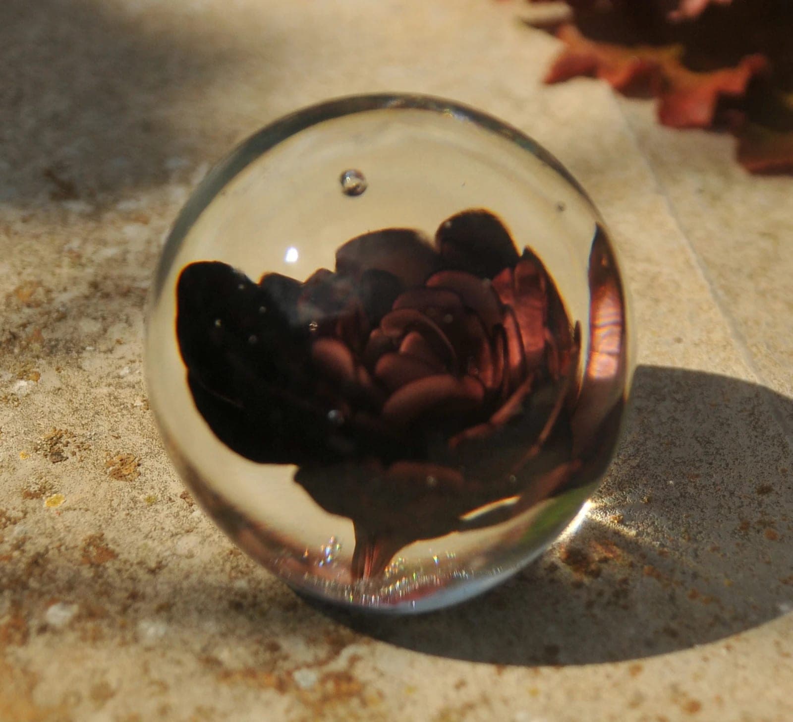 Vintage presse-papier bordeaux bloem glas
