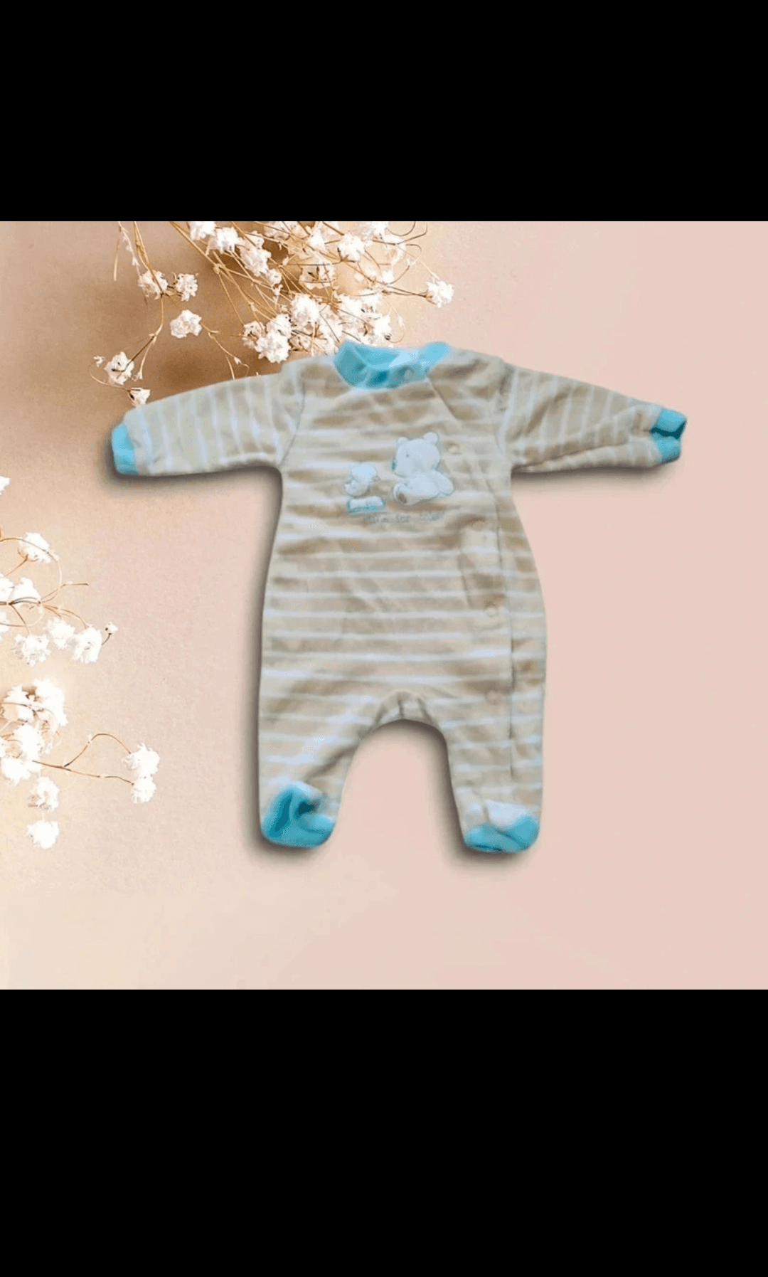Gestreepte babypyjama met blauw-wit beertjemotief
