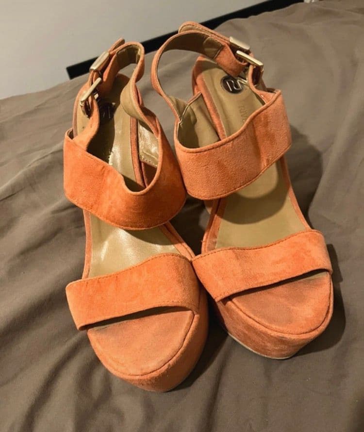 Koraalkleurige platform sandalen met enkelbandjes