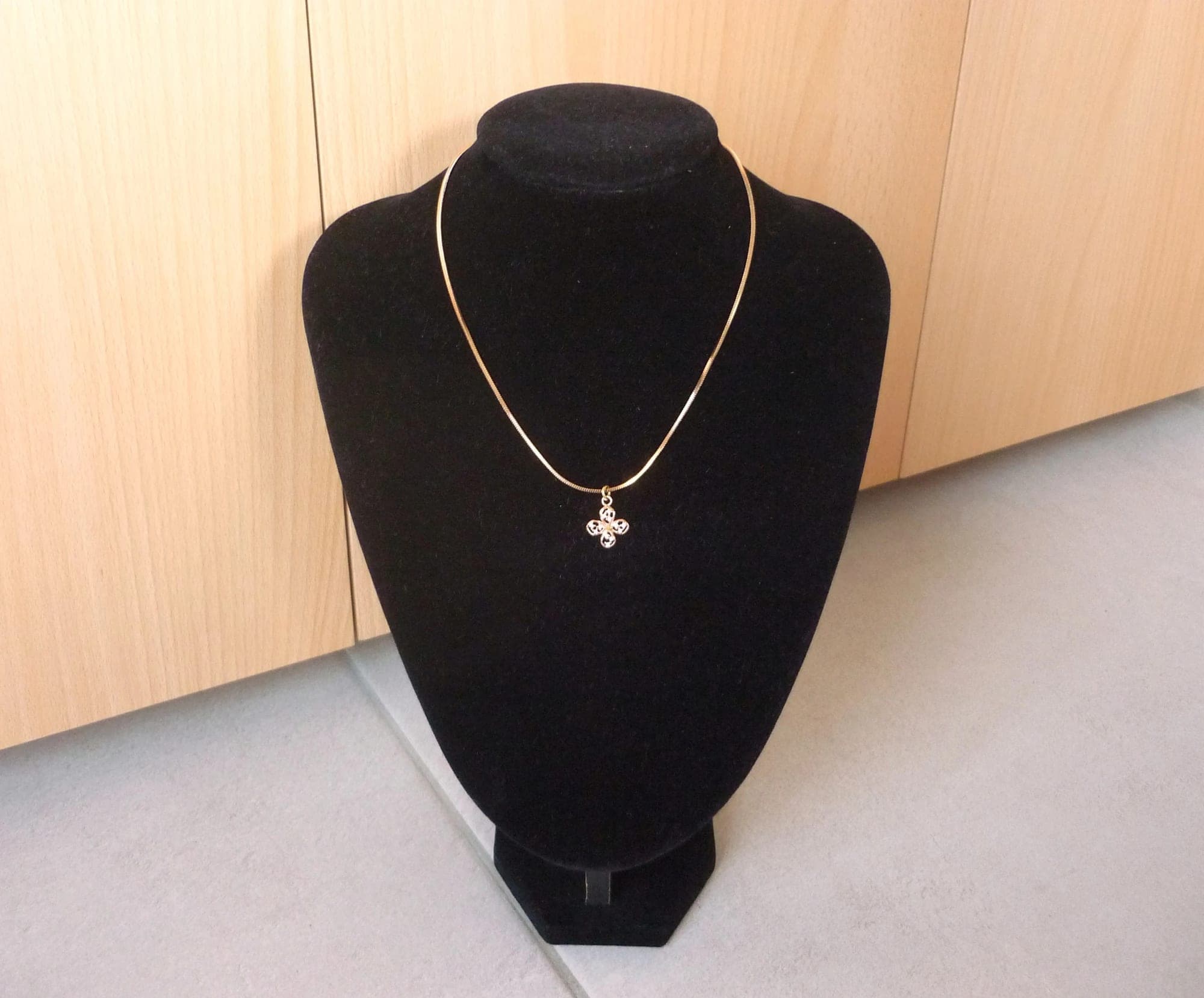 Rozegoudkleurige ketting met bloem klaver hanger met strass steentjes