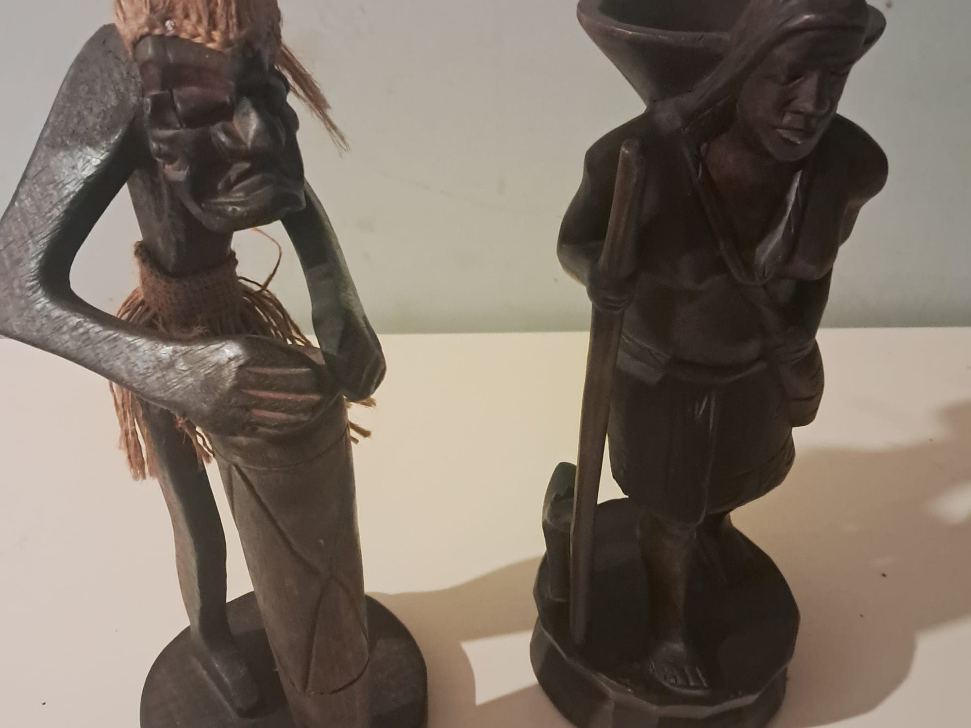 Set van 2 houten sculpturen met gezichtsdetails en planterpot