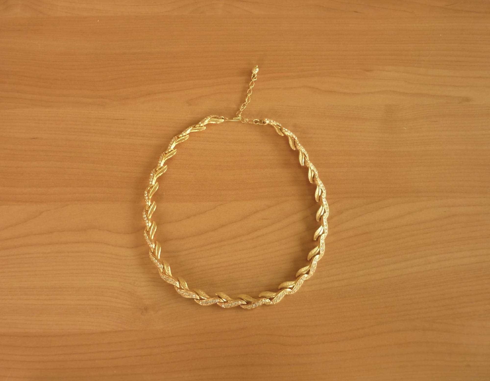 Vergulde blaadjes met strassstenen ketting
