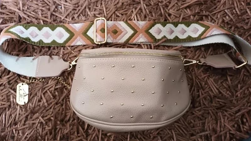 lichtroze schoudertas met studs
