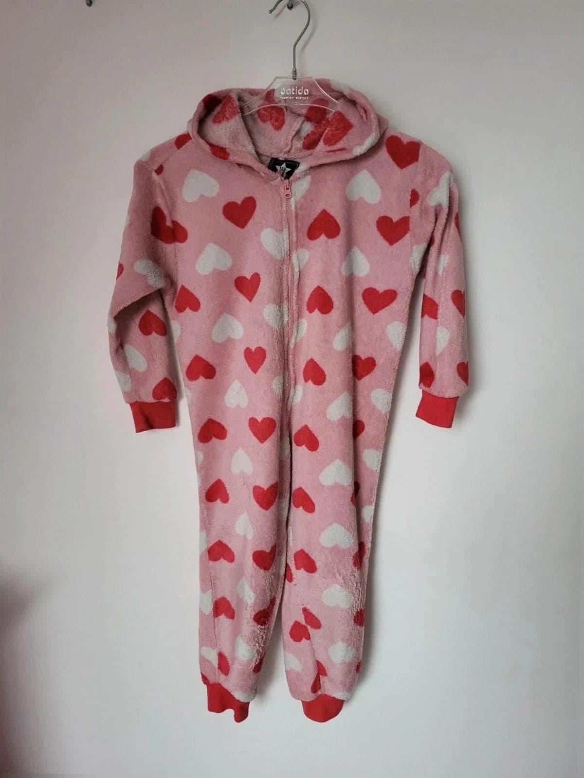 Zachte roze onesie met hartjes 122/128
