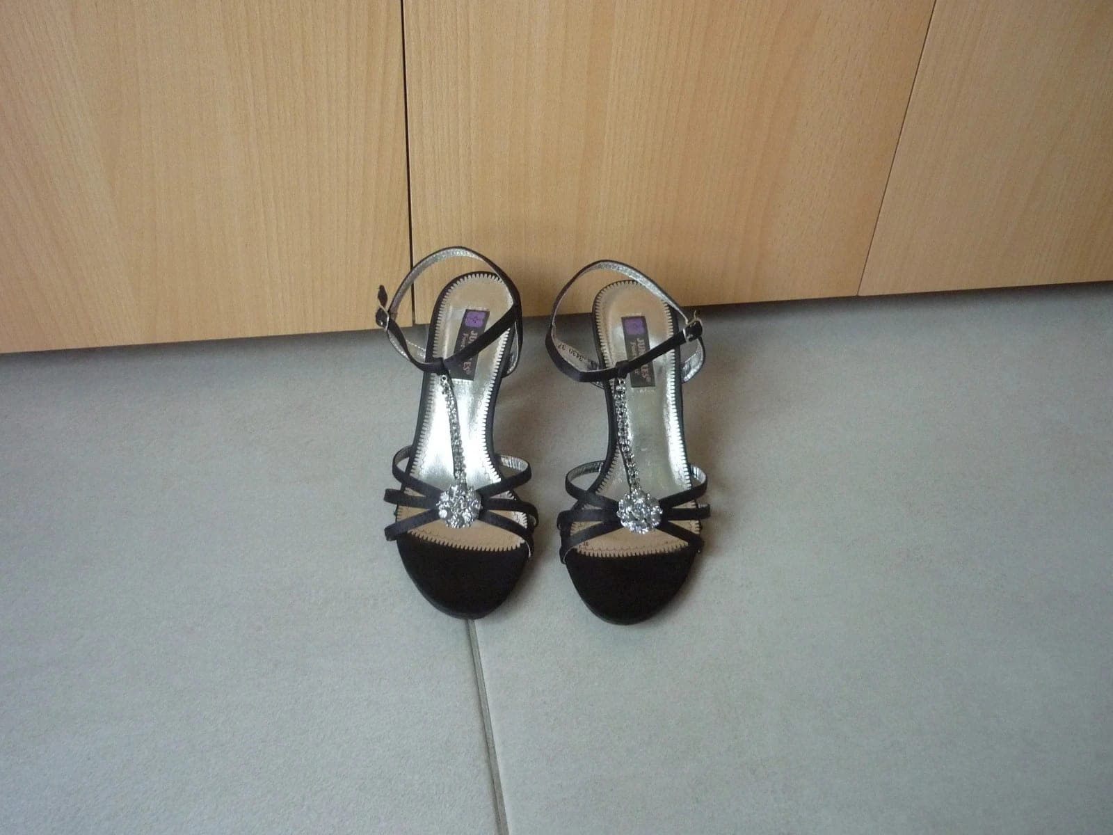 Zwarte satijnen hakken schoenen met strass stenen Maat 37