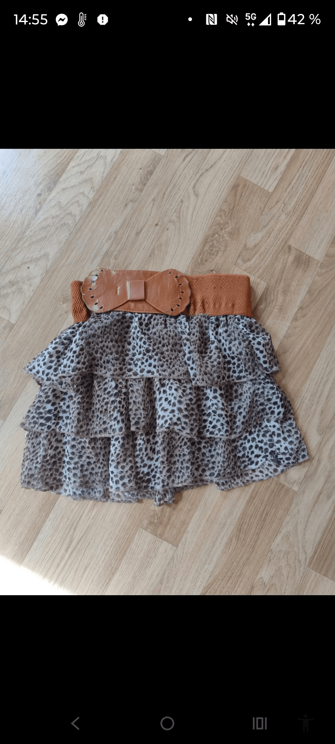 Korte rok met stippen, bruine riem en strik