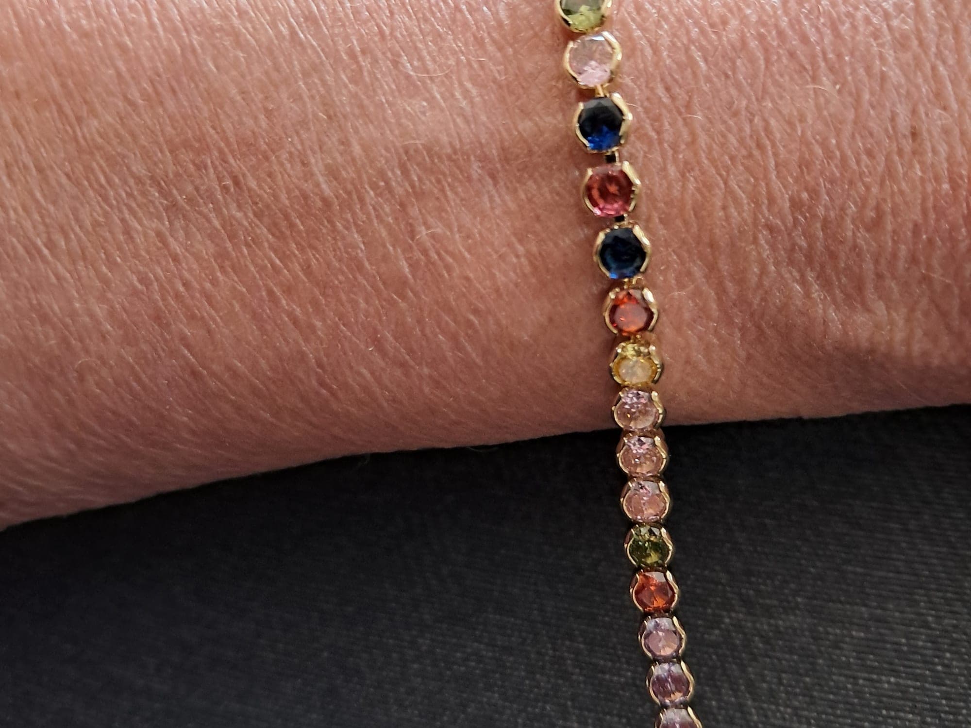 Goudkleurige armband met multicolor swarovski kristals