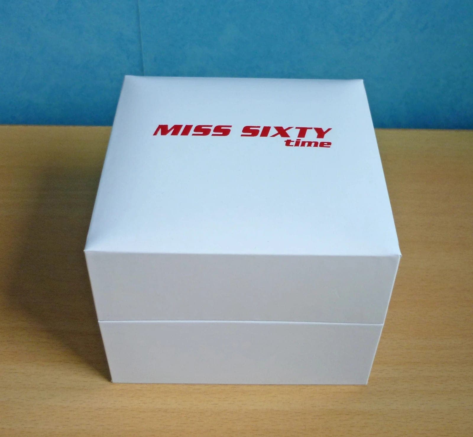 Stevig wit glanzend juwelen geschenkdoos van Miss Sixty