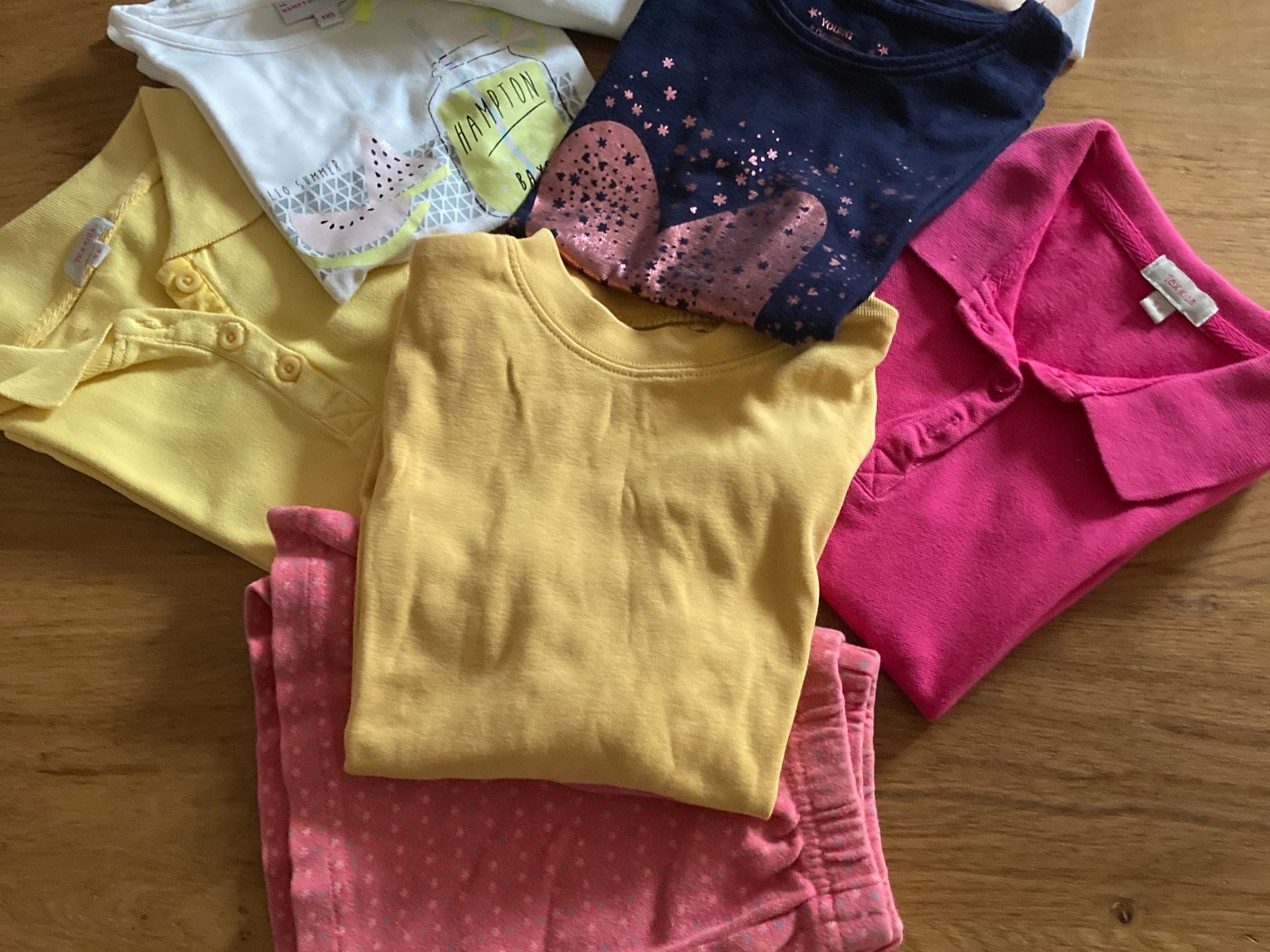 Lot meisjeskleding: shirts en short in verschillende kleuren 5 jaar