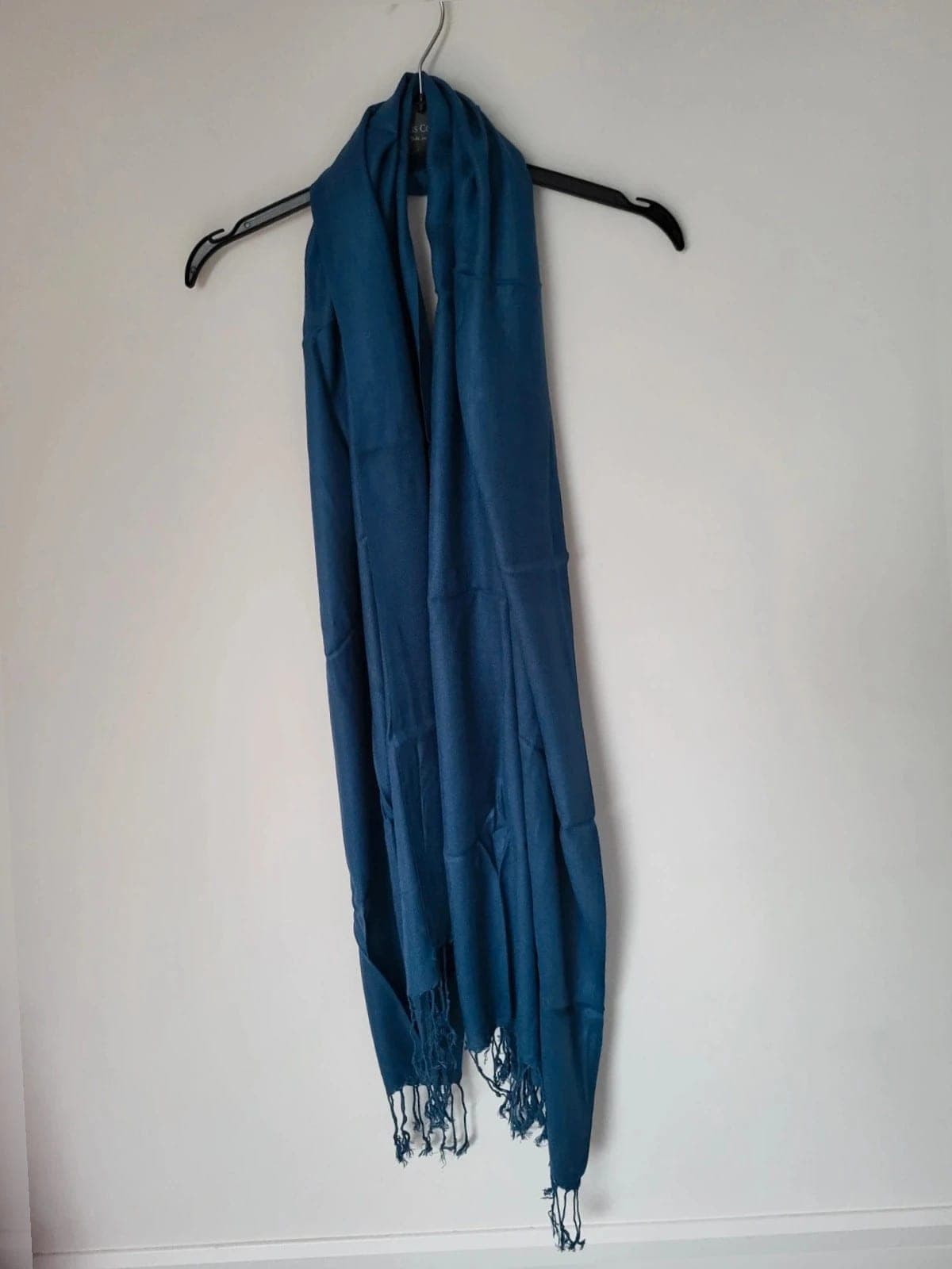 Donkerblauwe zomersjaal met Franjes – elegant & luchtig