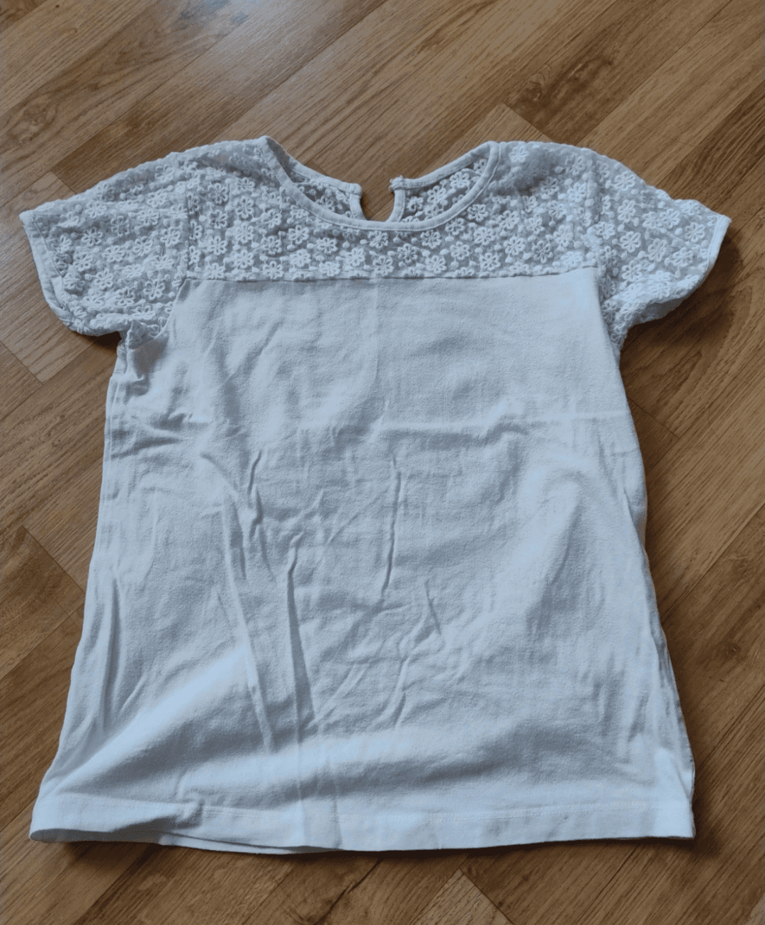 Wit t-shirt met kant op de schouders