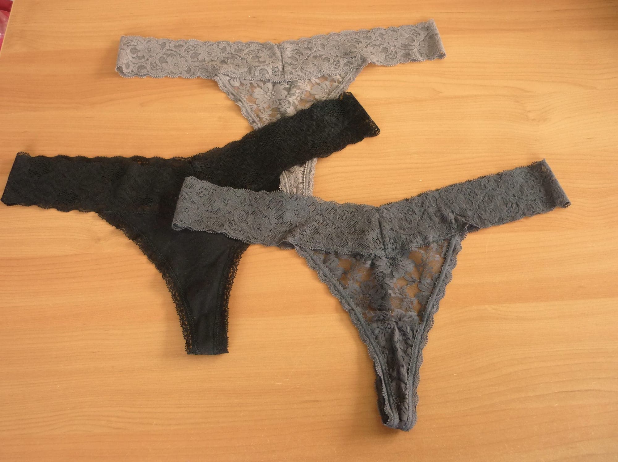 Set van 3 zwarte grijze taupe kanten strings van Hunkemöller Maat L