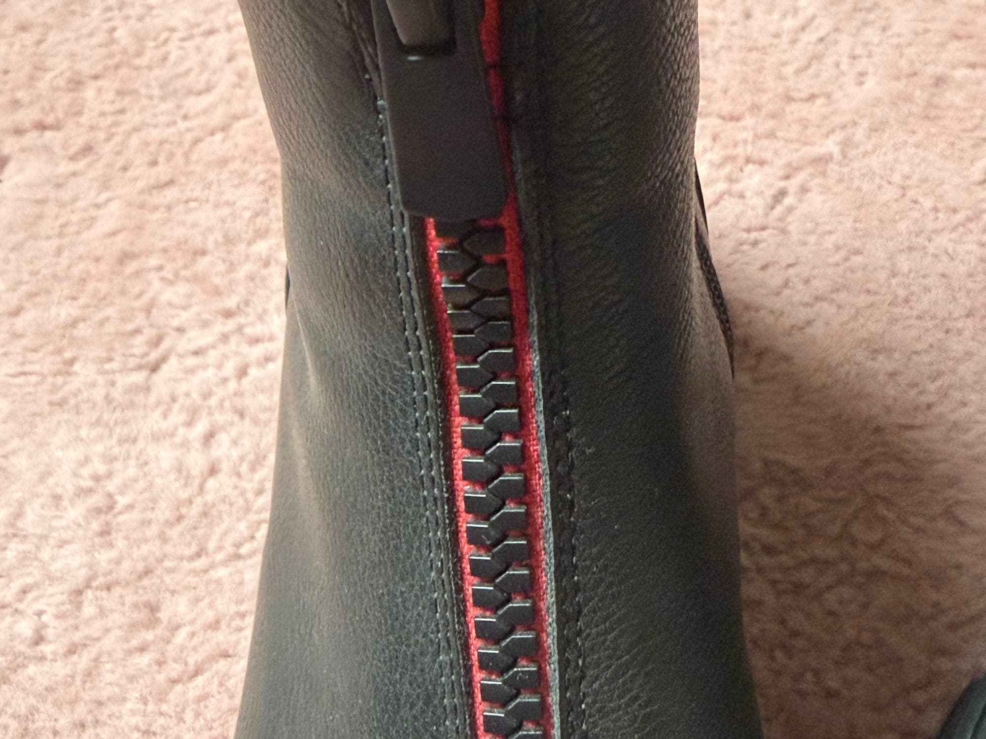 Zwarte leren boots met rode ritssluiting