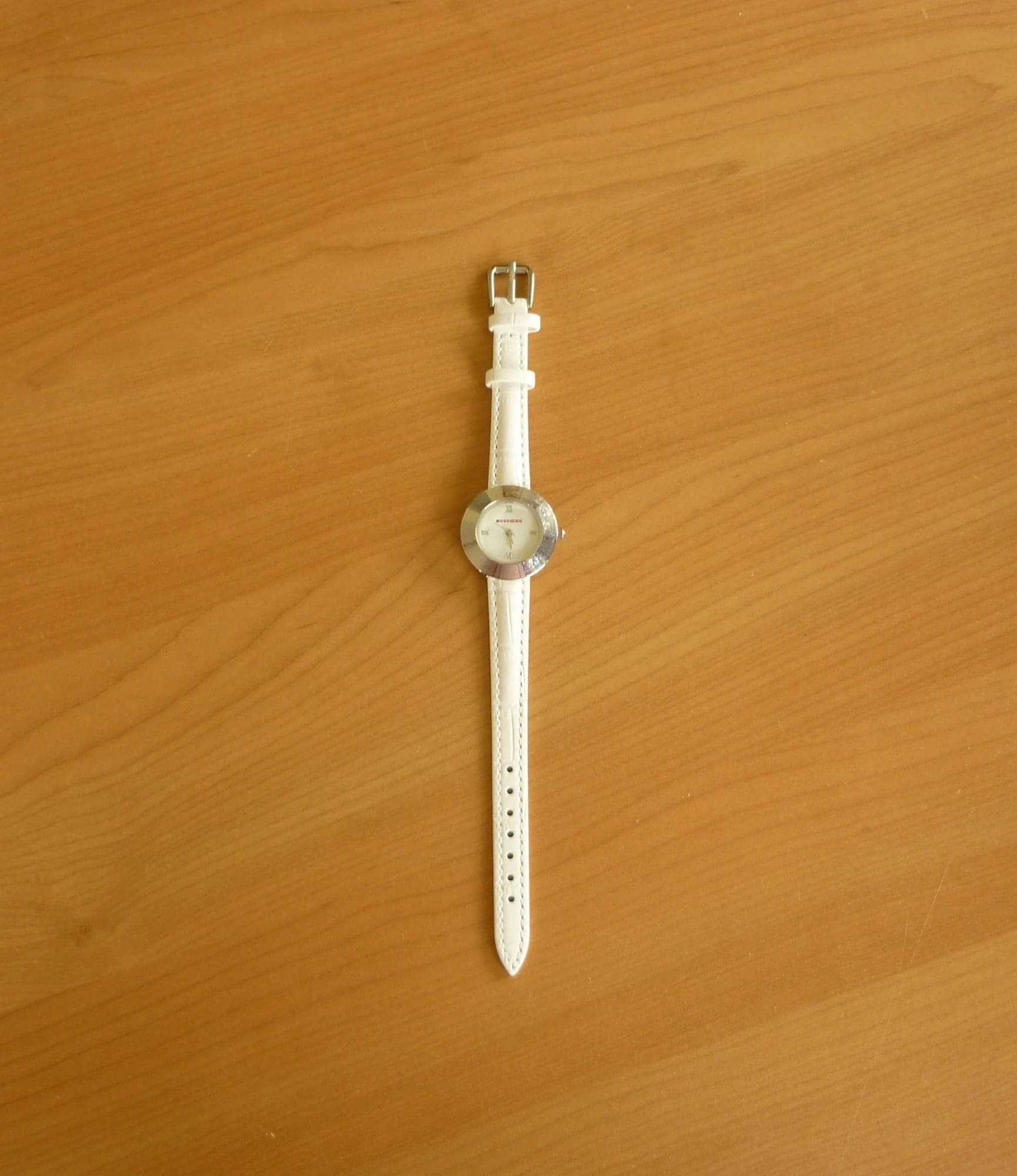 Zilverkleurig horloge met wit lederen horlogeband  Van Rodier