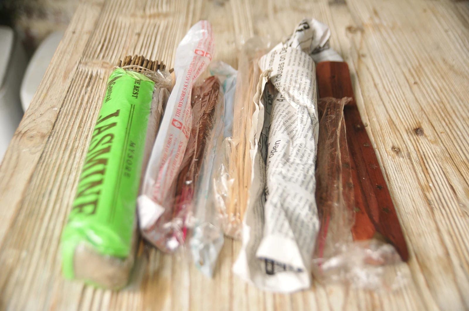 Lot wierook met wierookbrander en doos