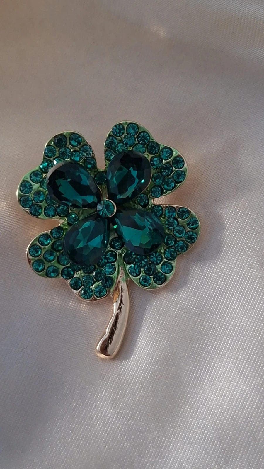 Vintage groene klaver broche met kristallen
