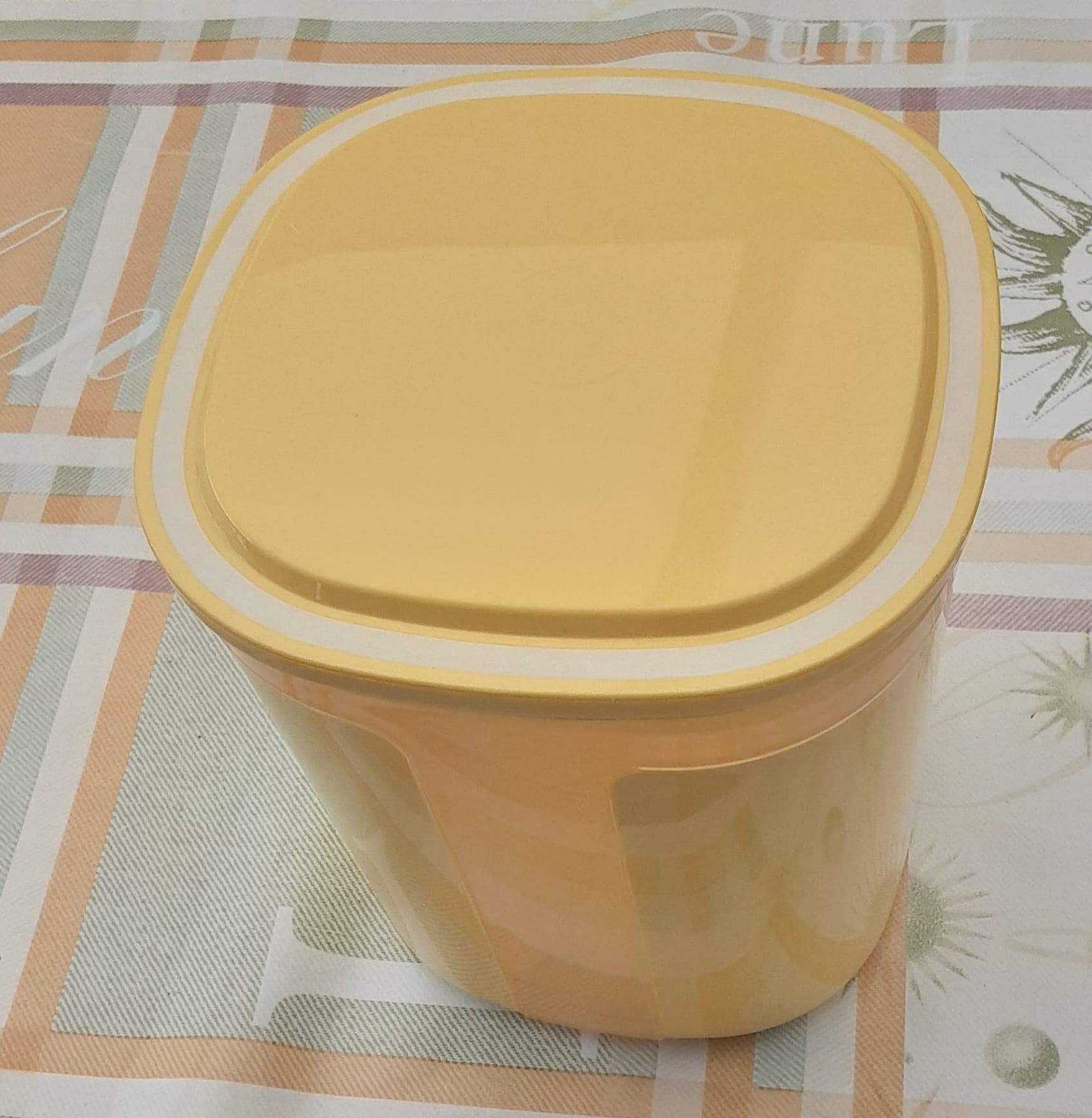 Tupperware voorraadbak 1,5L geel met deksel