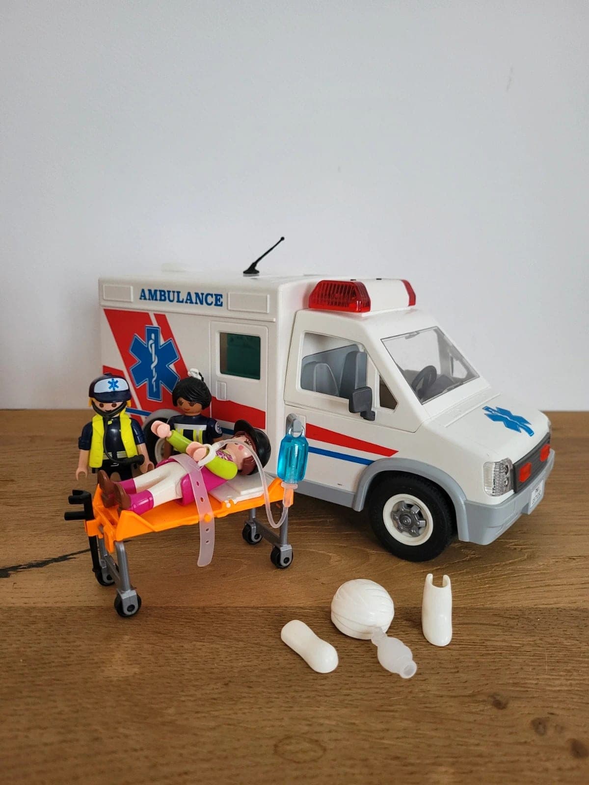 Playmobil City Action 71232 Ambulance + figuren & accessoires – compleet