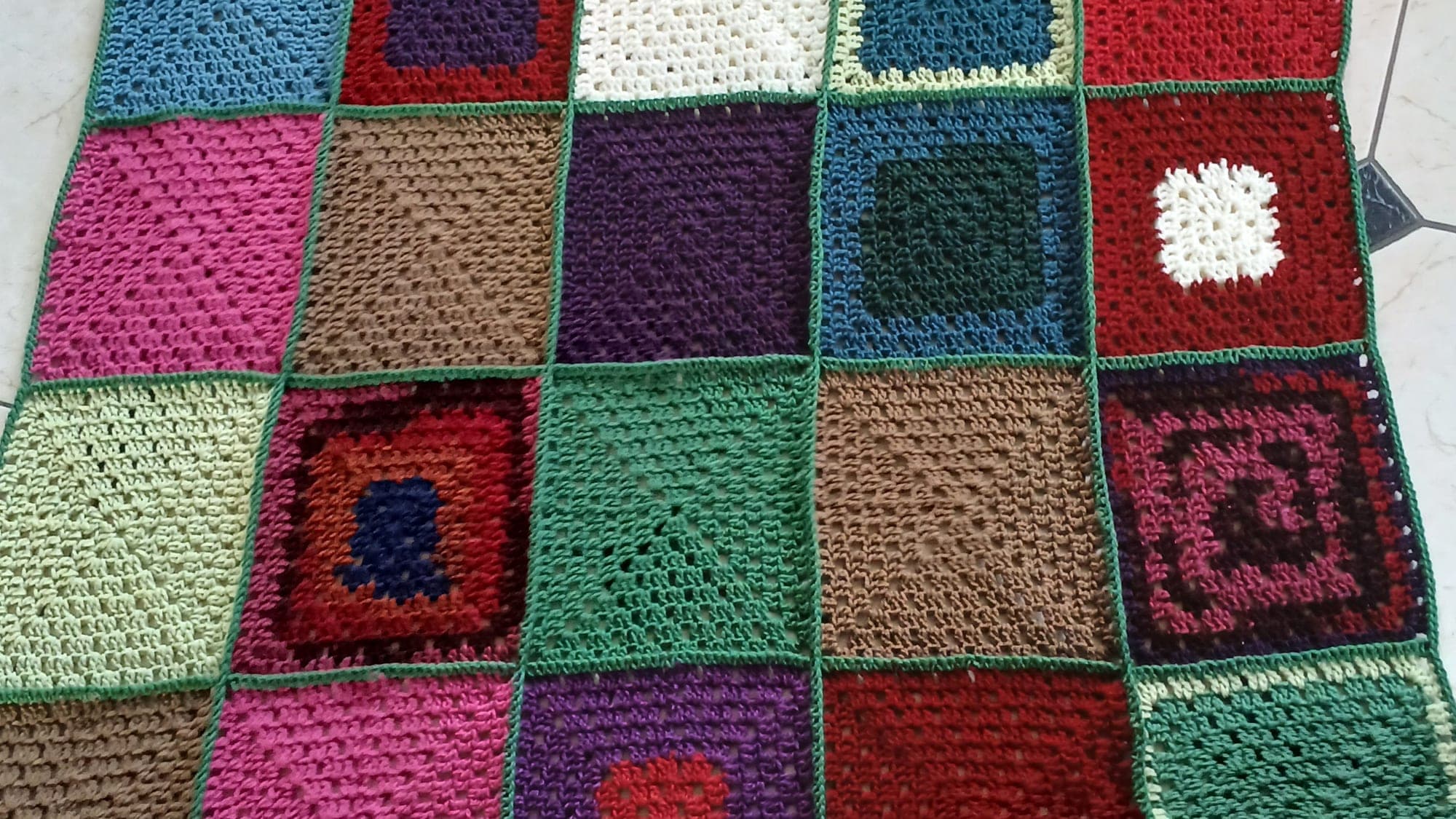 Handgemaakte patchwork dekens met gekleurde vierkanten