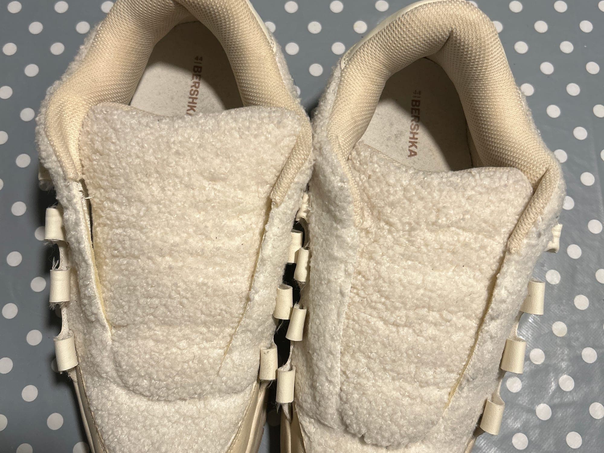 Beige/cream wool sneakers with lace-up closure