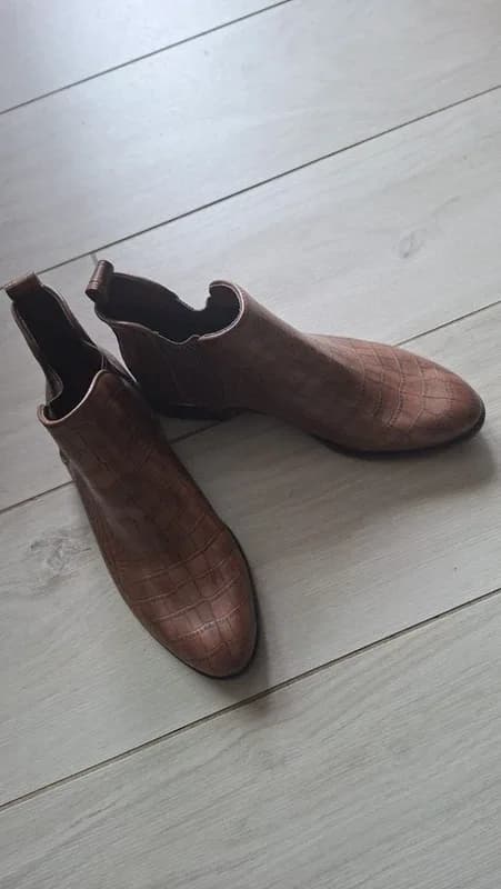 Bruine croc-textuur chelsea boots met rubber zool
