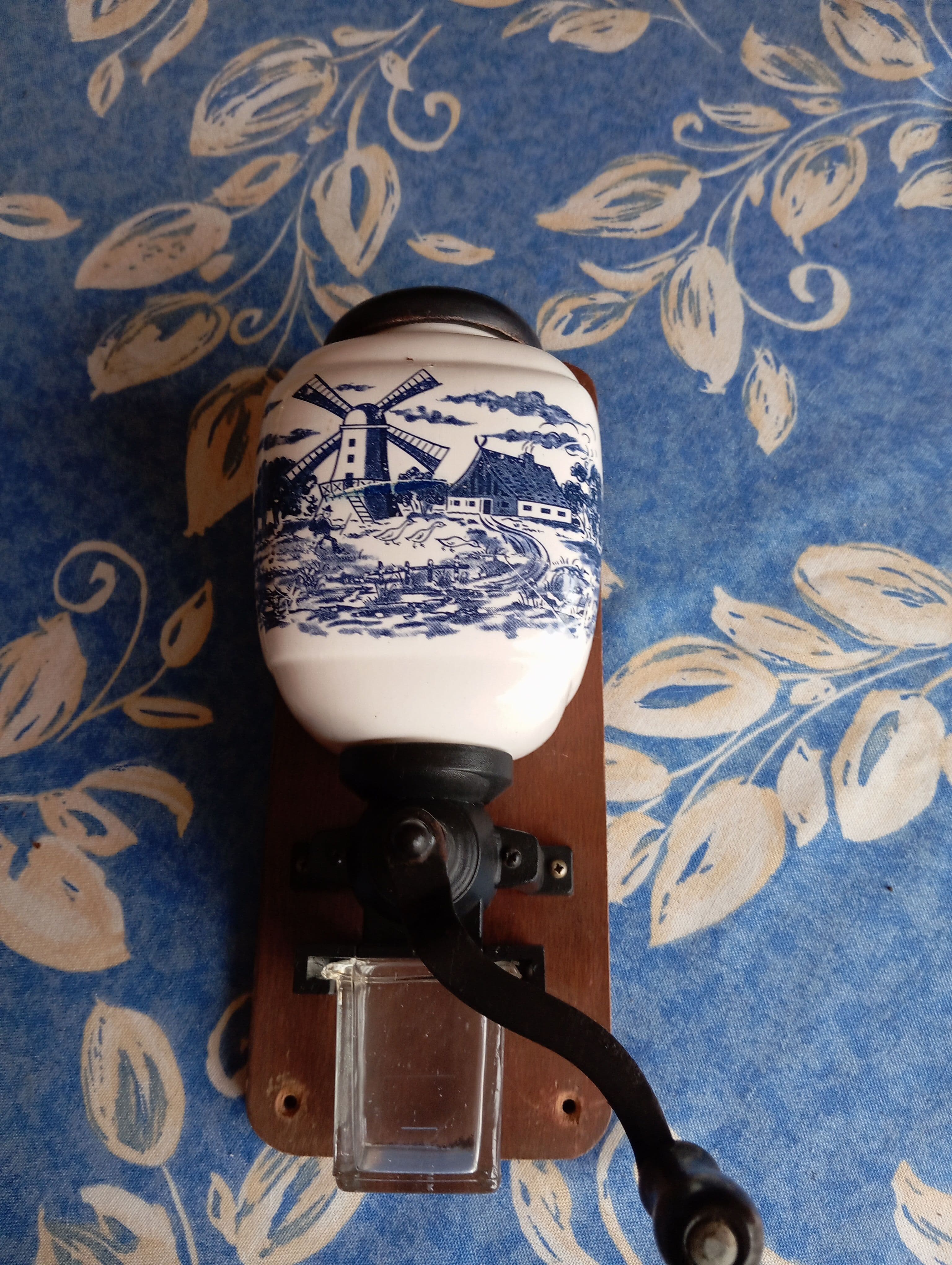 Vintage Delfts blauw koffiemolen met houten montage
