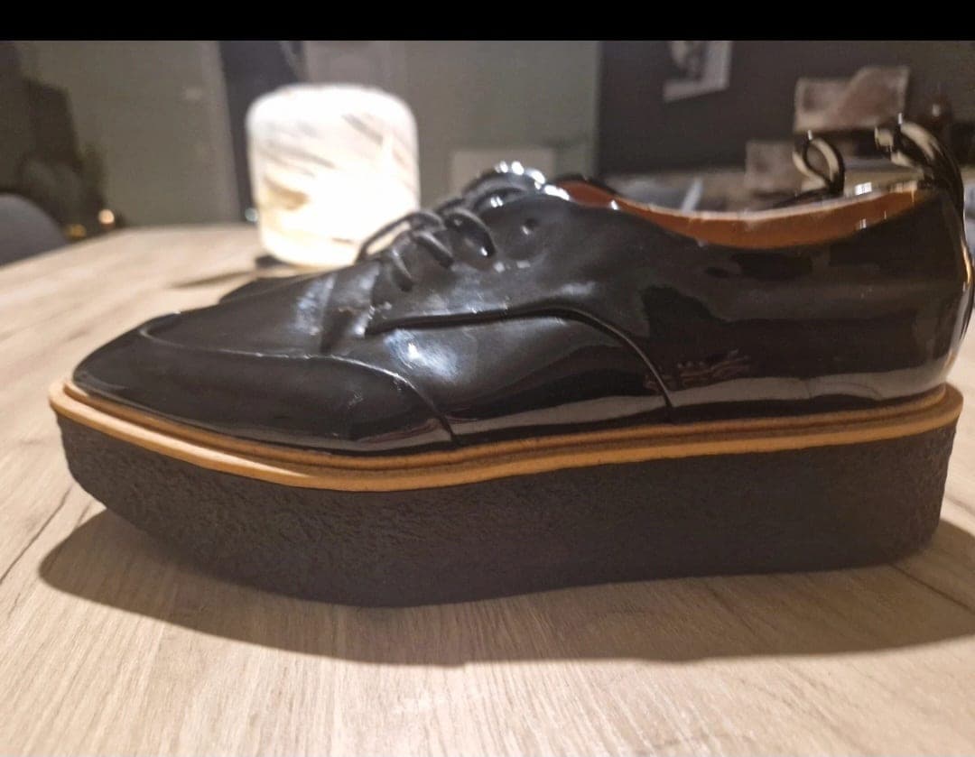 Zwarte plateauschoenen met bruine zool en veters