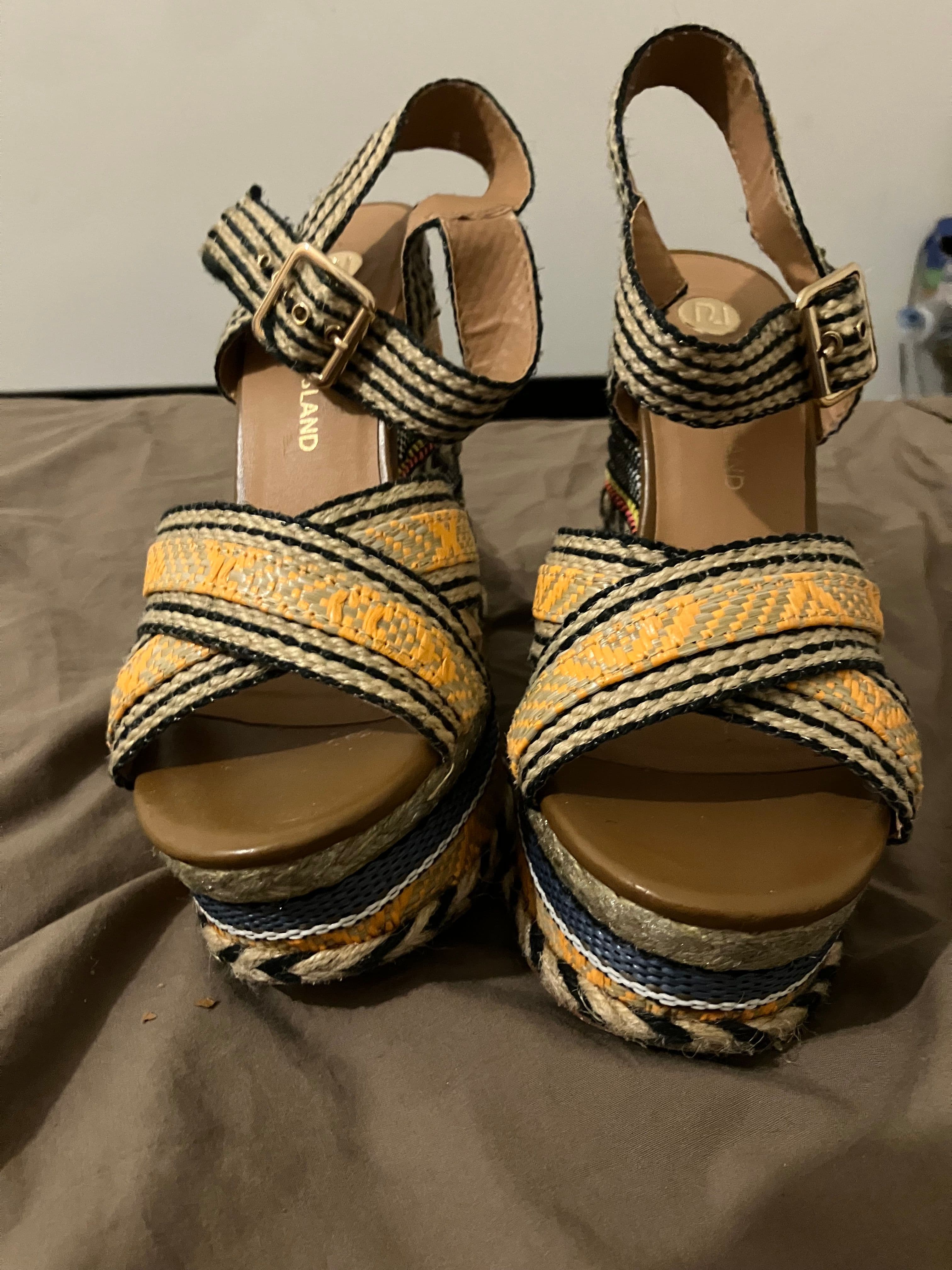 Geplattaformde sandalen met multicolor weefselriemen