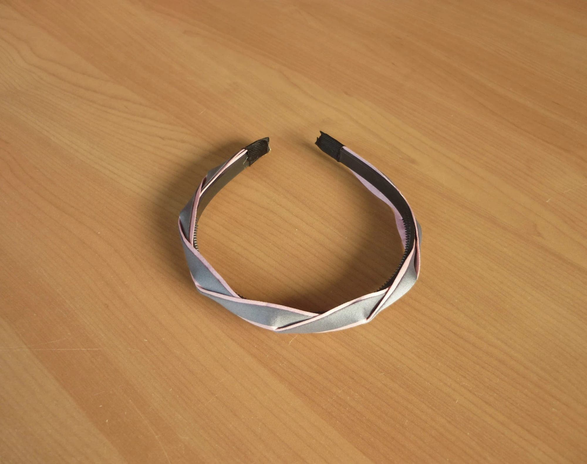 Grijs roze satijnen gedraaide diademe haarband