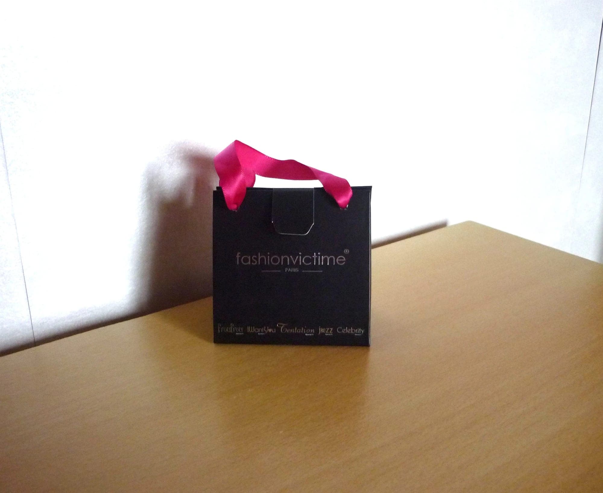 Zwart Geschenkdoosje met fuchsia lint van FashionVictime