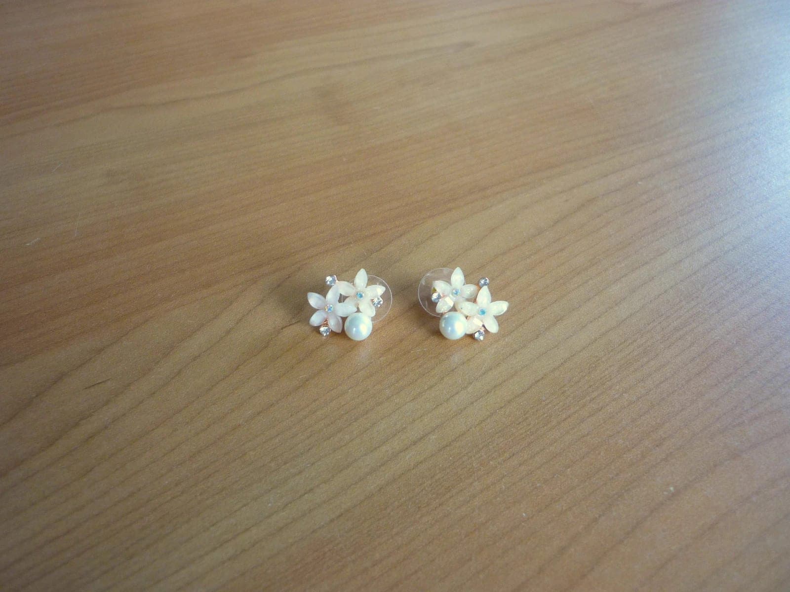 Rozegoudkleurige oorbellen met lichtgele bloemen en witte parel