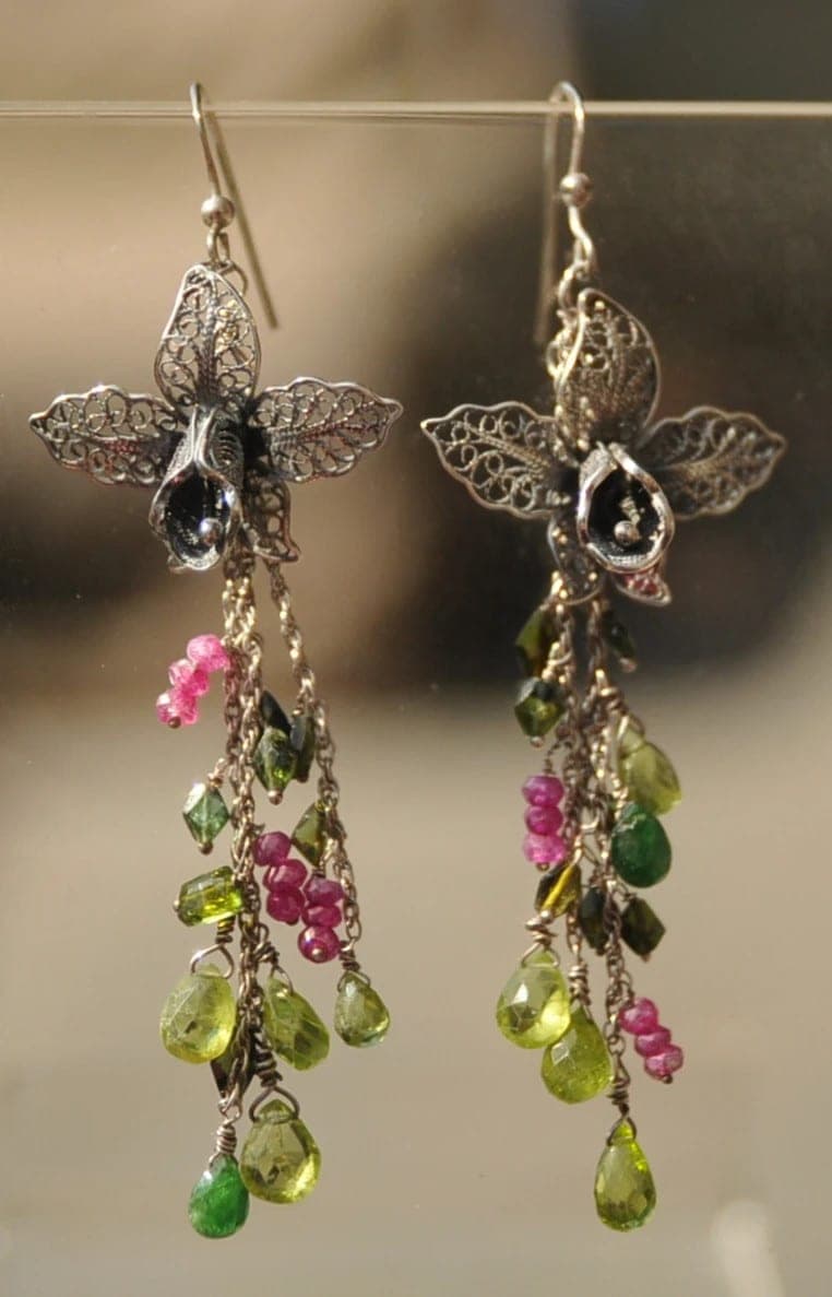 Zilver en tourmaline oorhangers orchidee