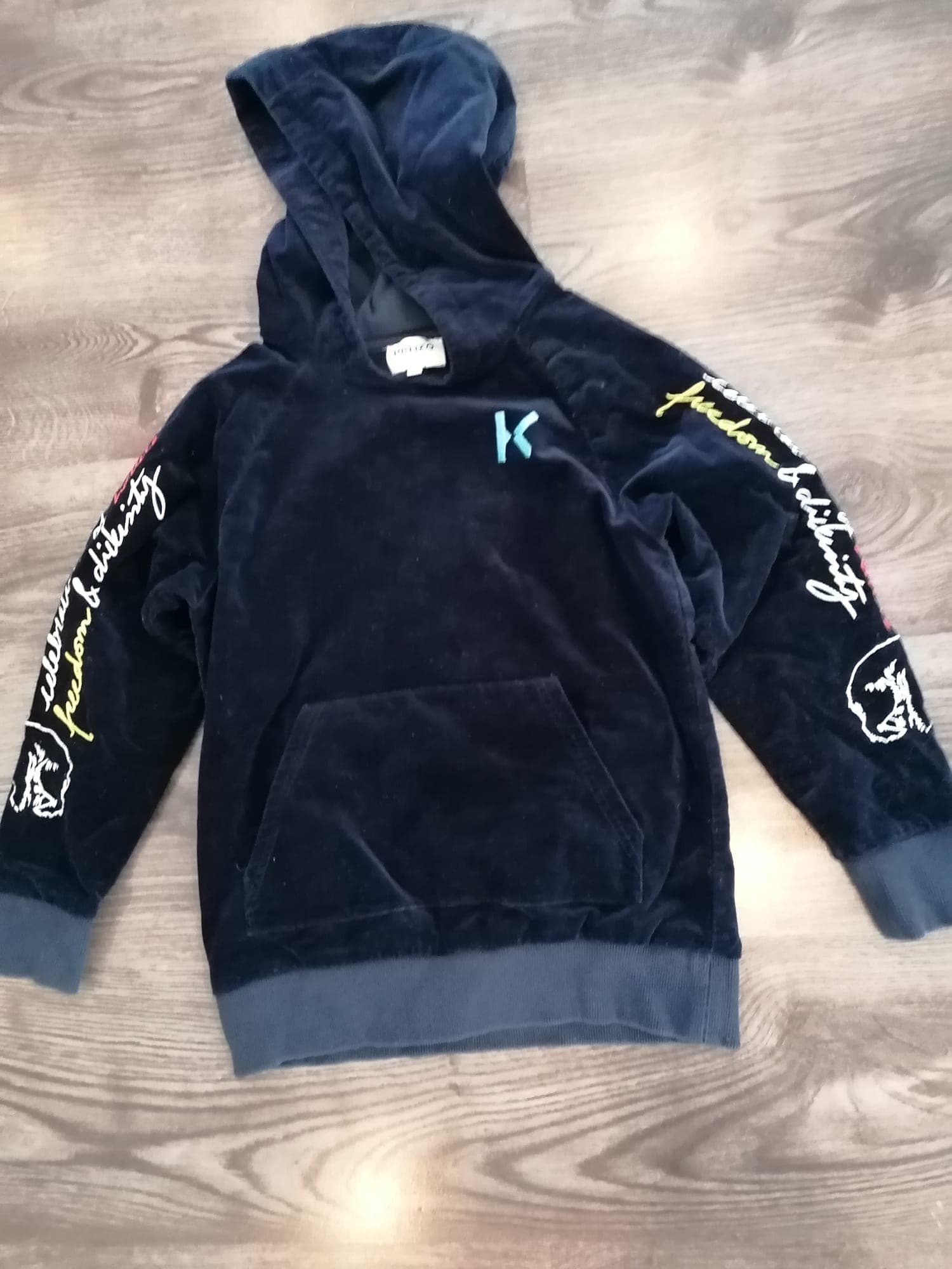 Donkerblauwe velours hoodie met print op mouwen