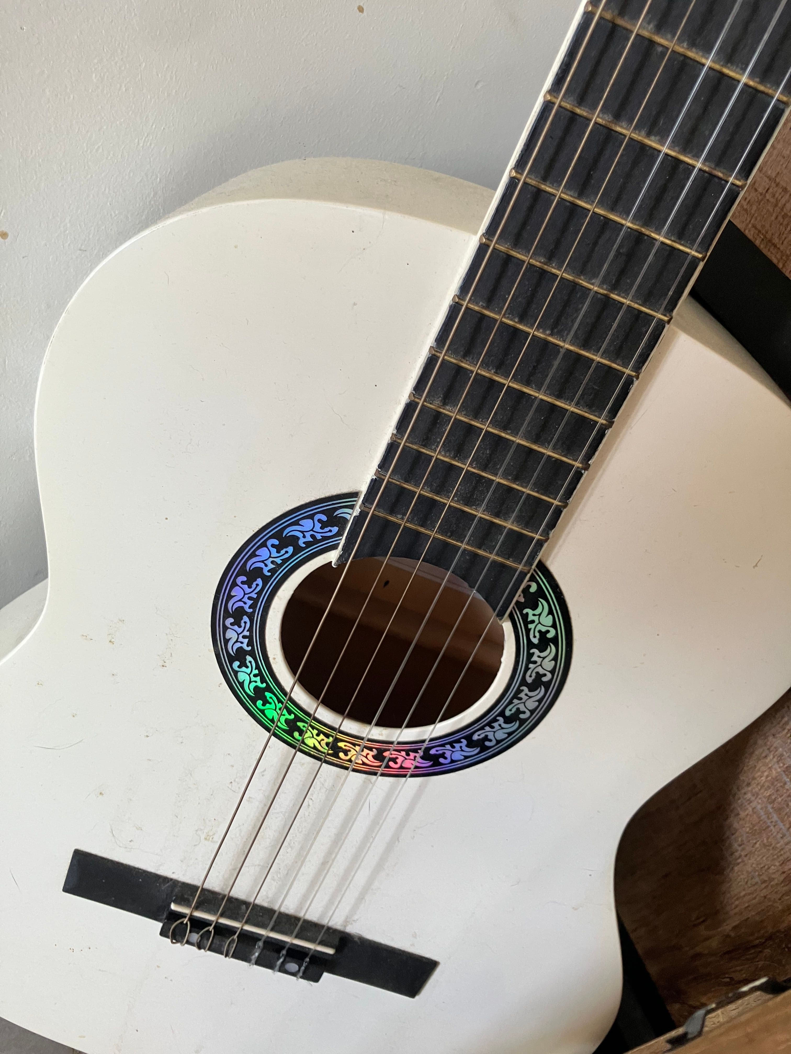 Witte klassieke akoestische gitaar met gekleurde rozet
