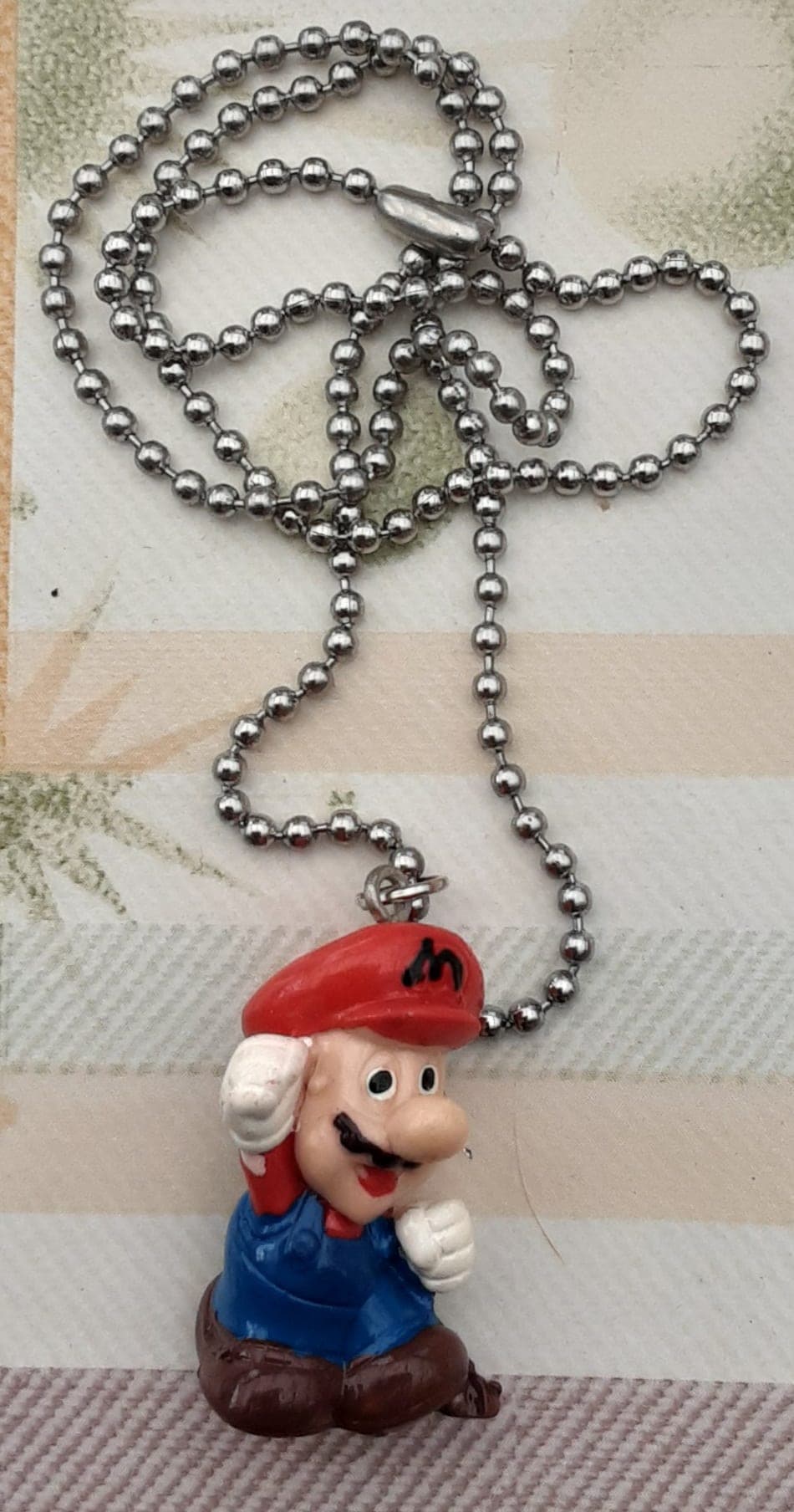 Mario hanger met bolletjes ketting