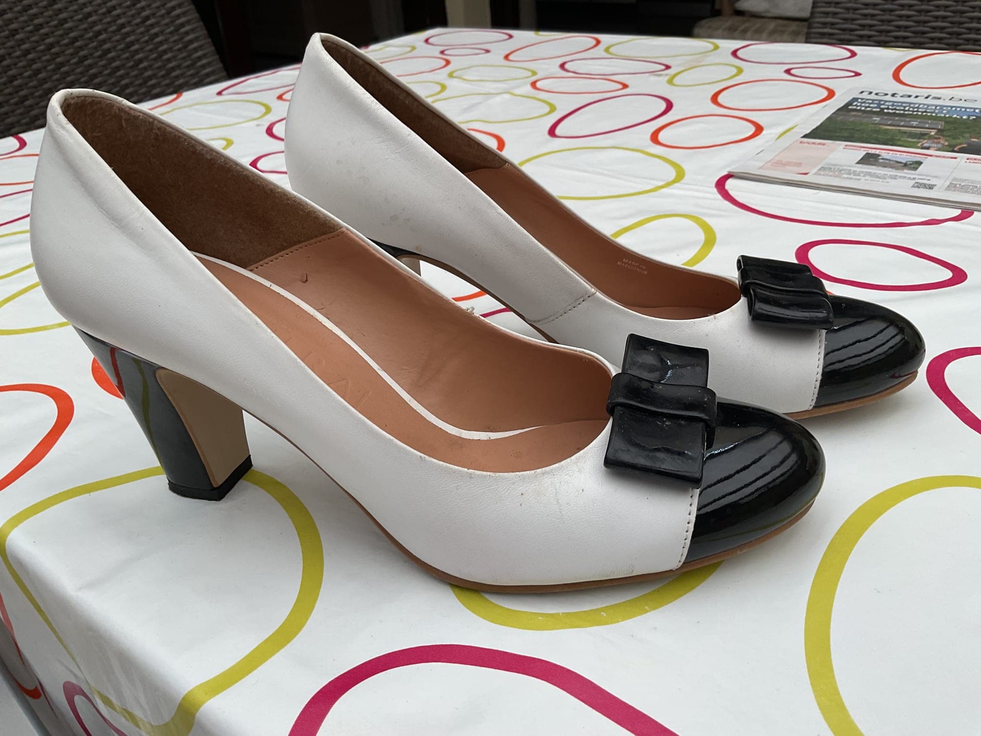 Witte pumps met zwarte strik en blokhaak