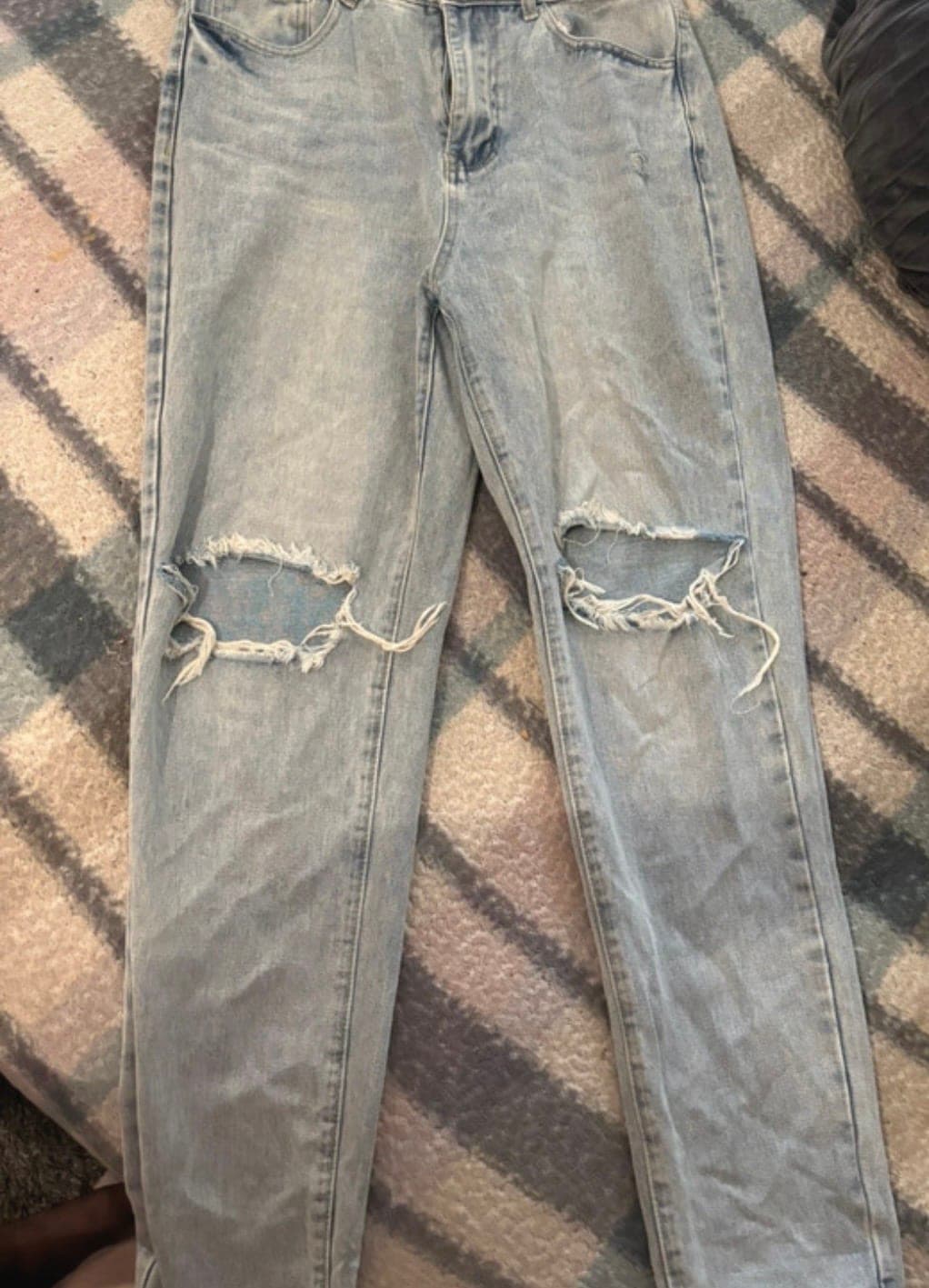 Lichtblauwe ripped jeans met gaten op knieën