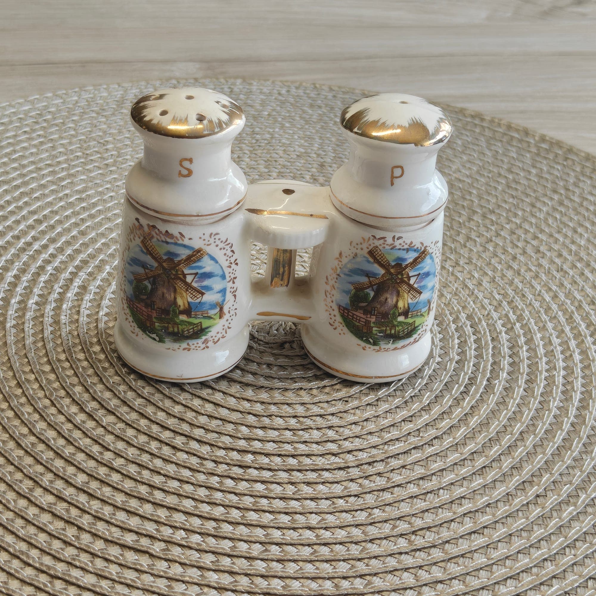 Vintage porseleinen zout- en peperstel met molen en gouddetails