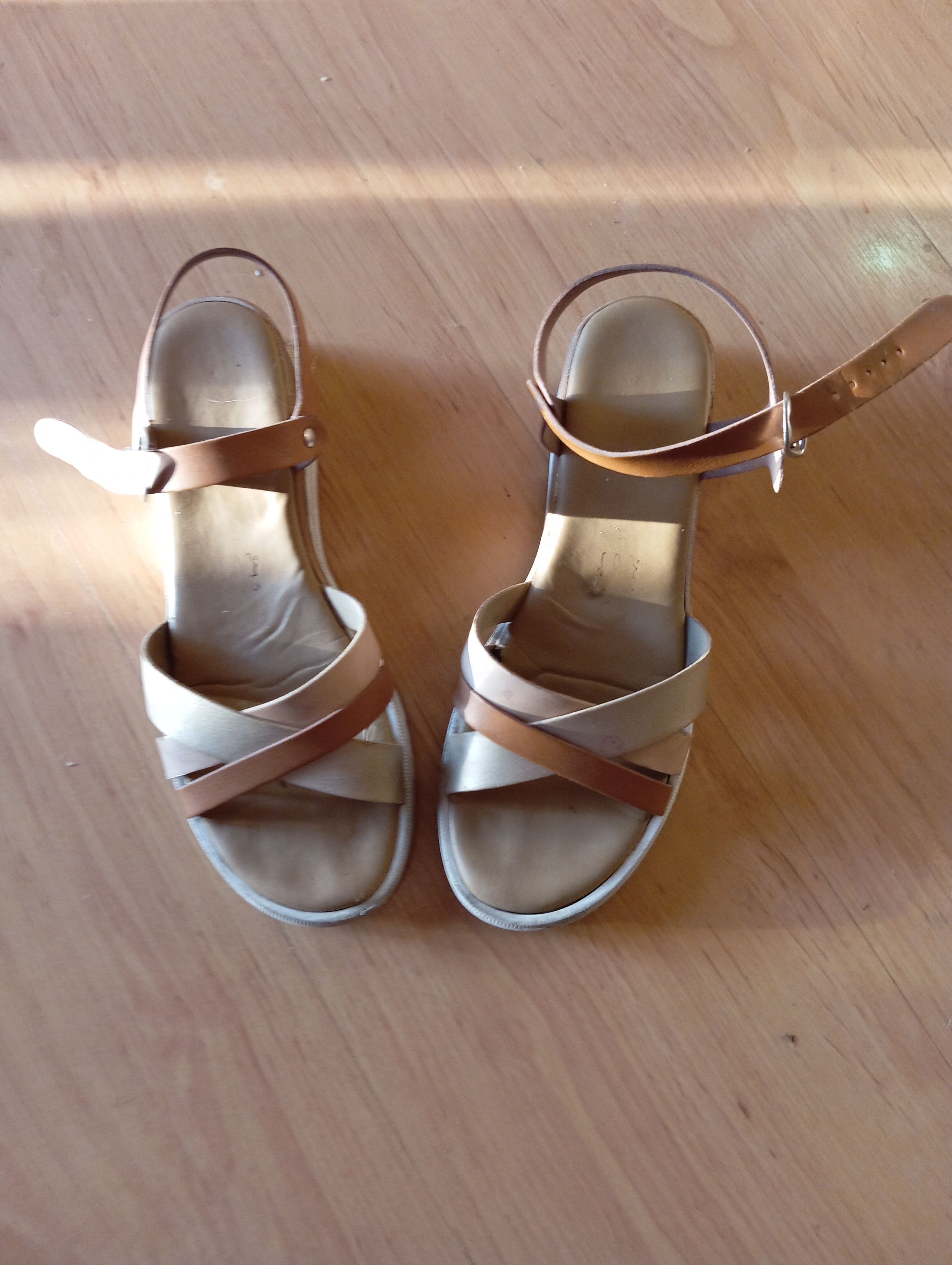 Beige/bruine sandalen met bandjes en lederen straps