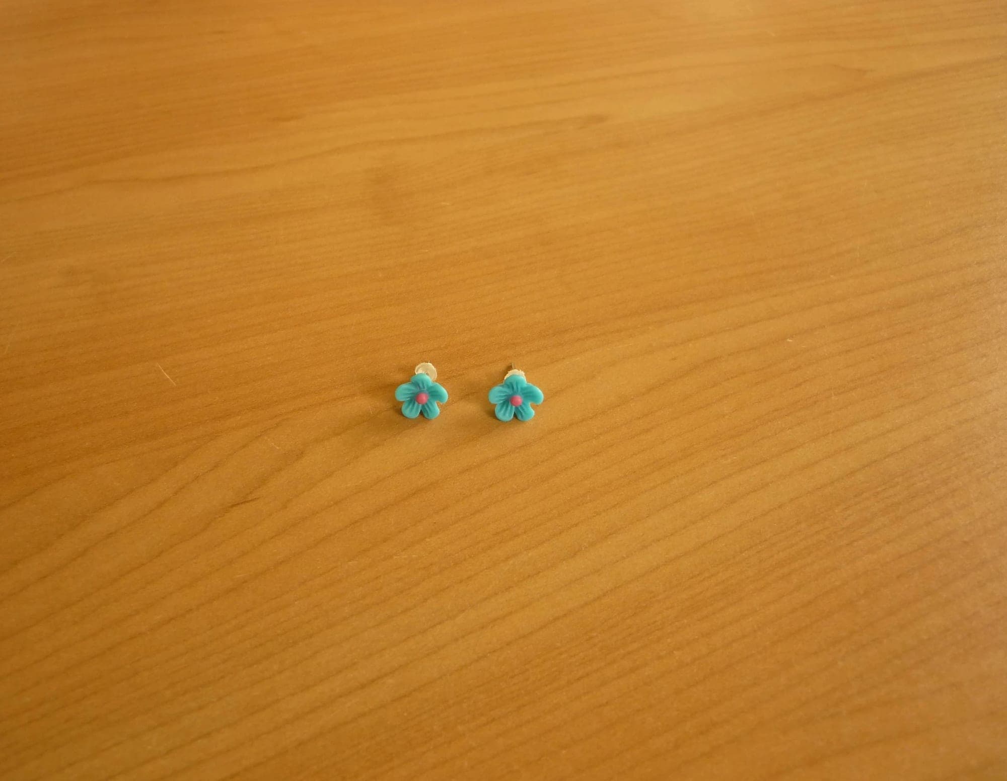 Turquoise bloem oorbellen fuchsia roze centrum