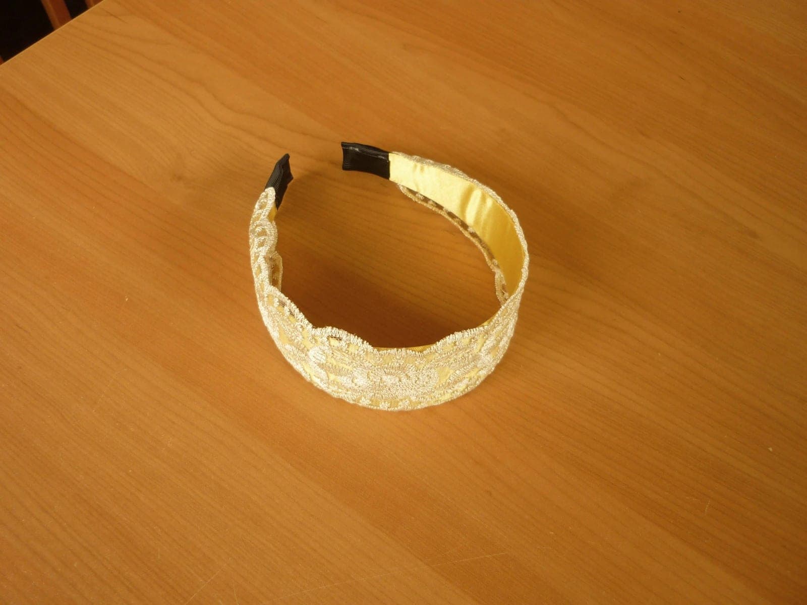 Geel gouden haarband diademe met beige gouden kant