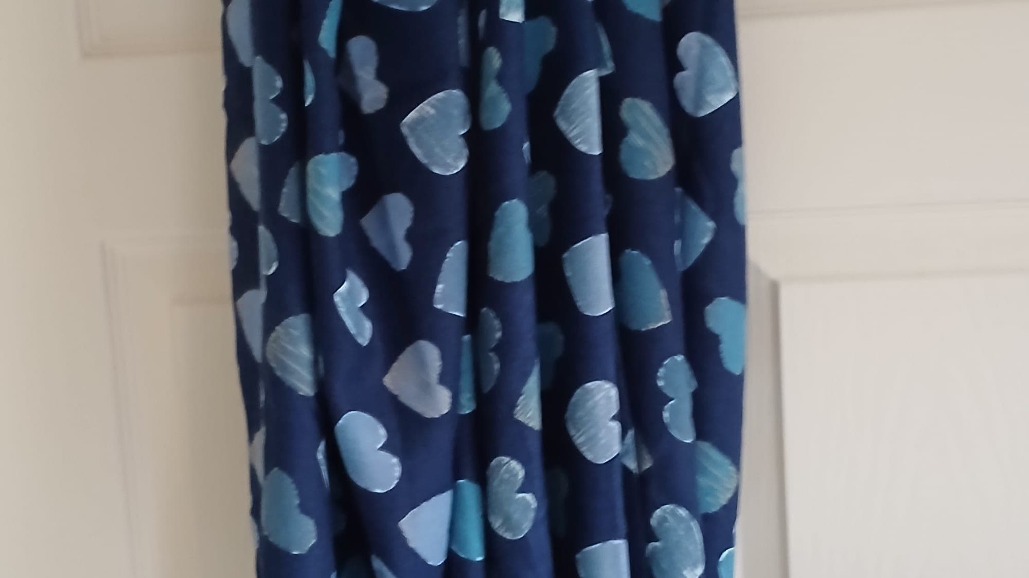 Donkerblauwe sjaal met hartjespatroon in blauw