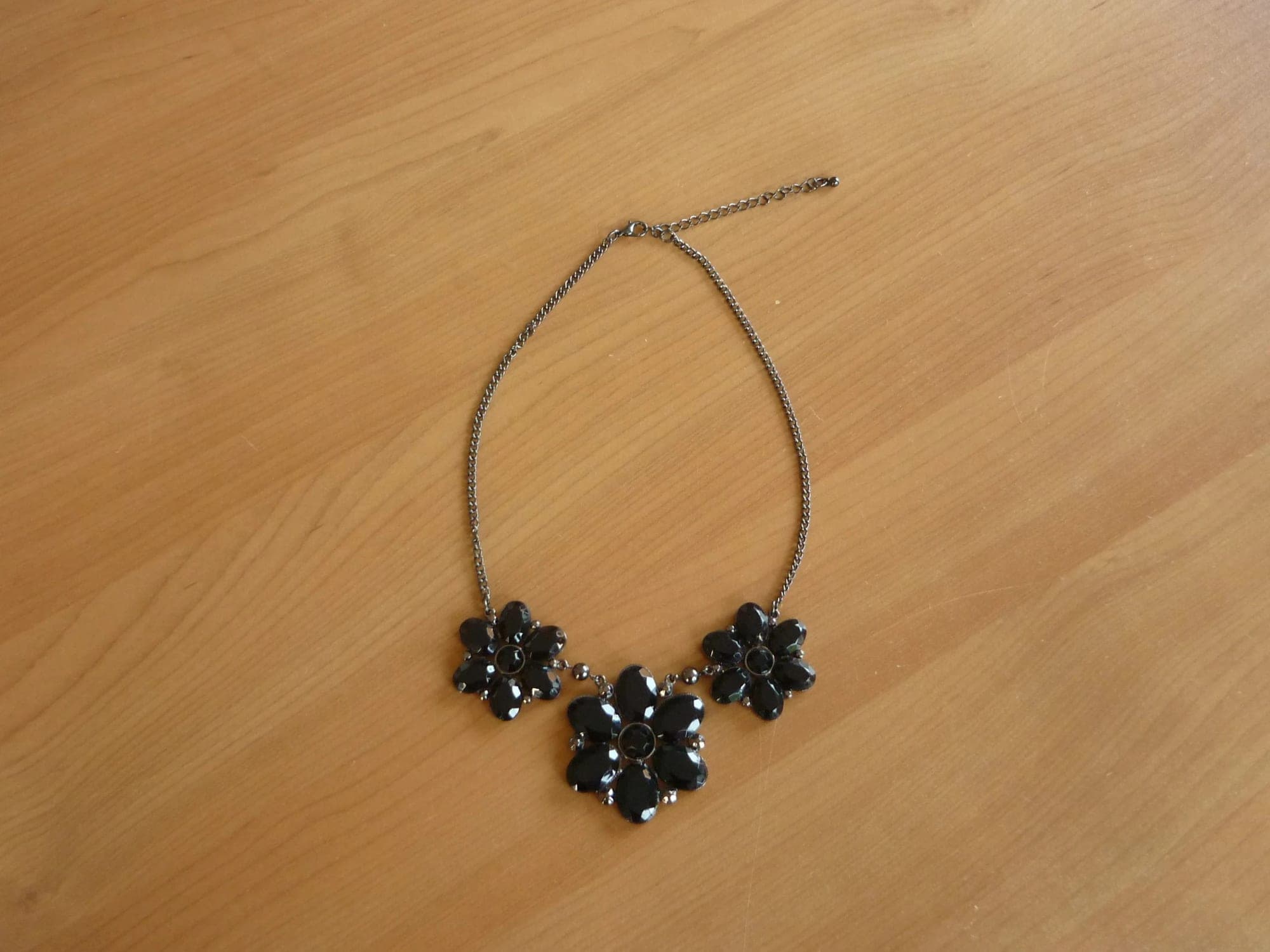 Gunblack schakel ketting met 3 zwarte bloemen