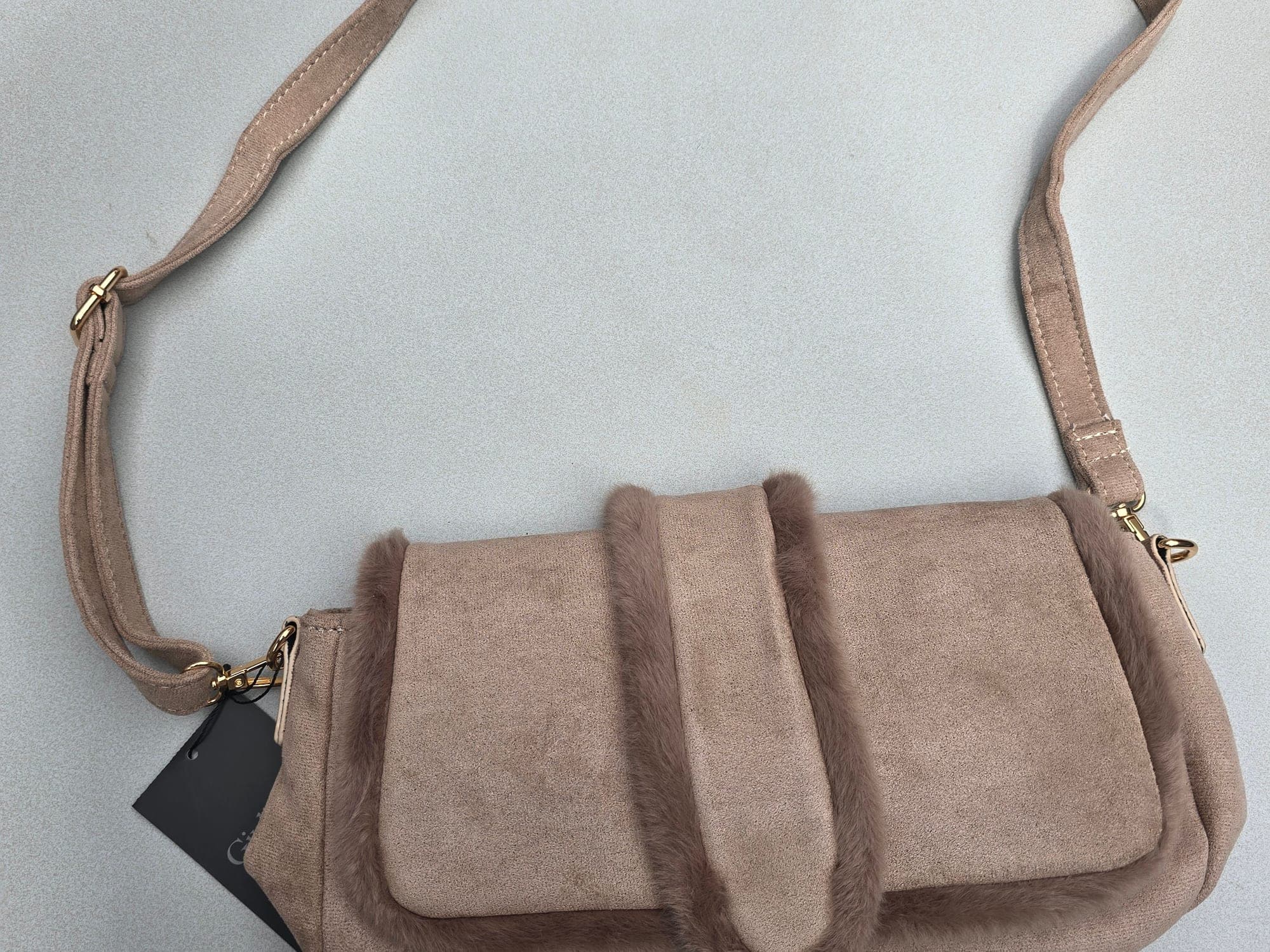 Taupe suède schoudertas met fluffy details