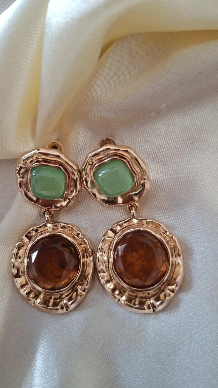 Boho Trendy oorstekers goud met groen en bruin