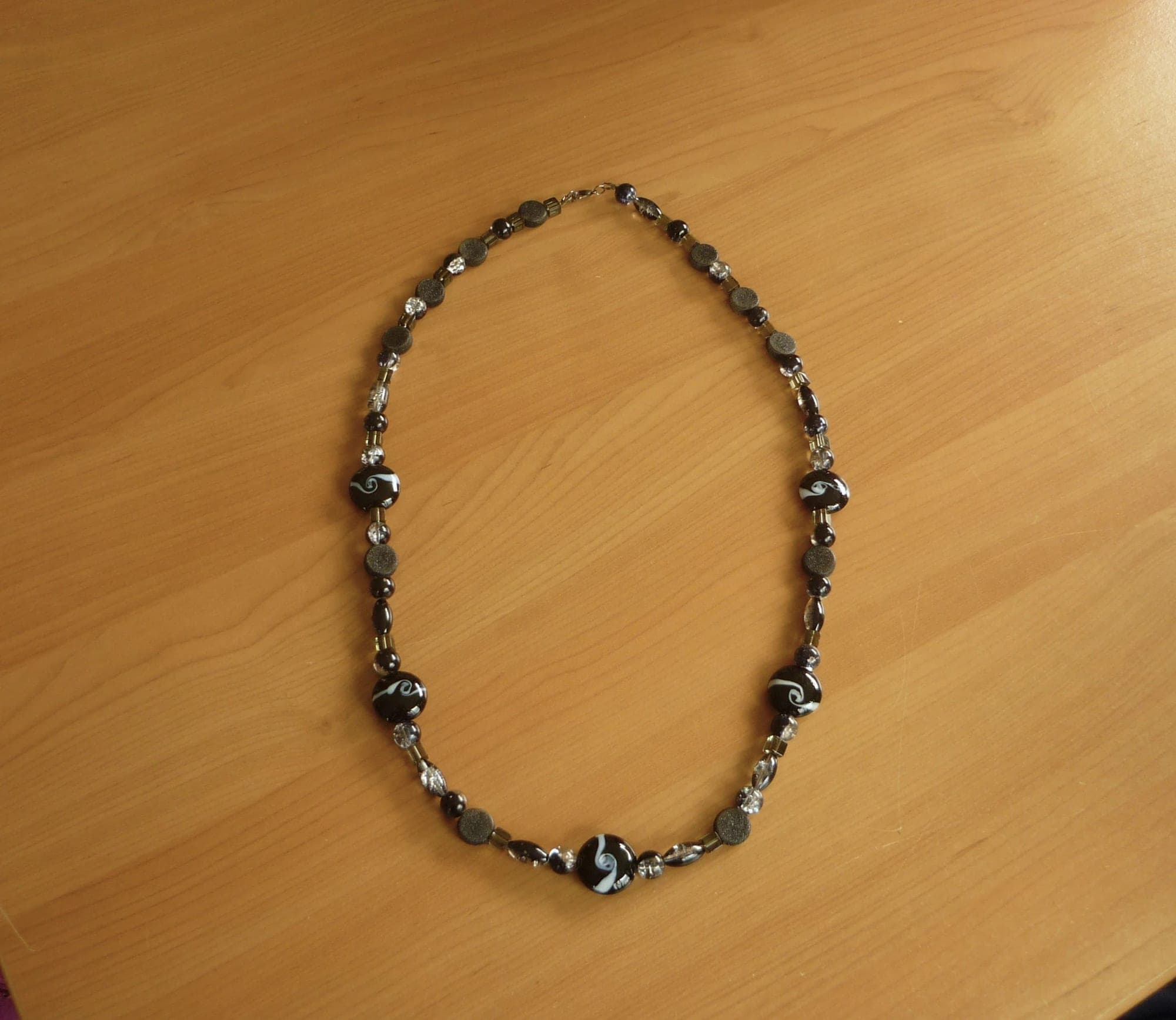 Lange ketting met zwarte stenen en kralen
