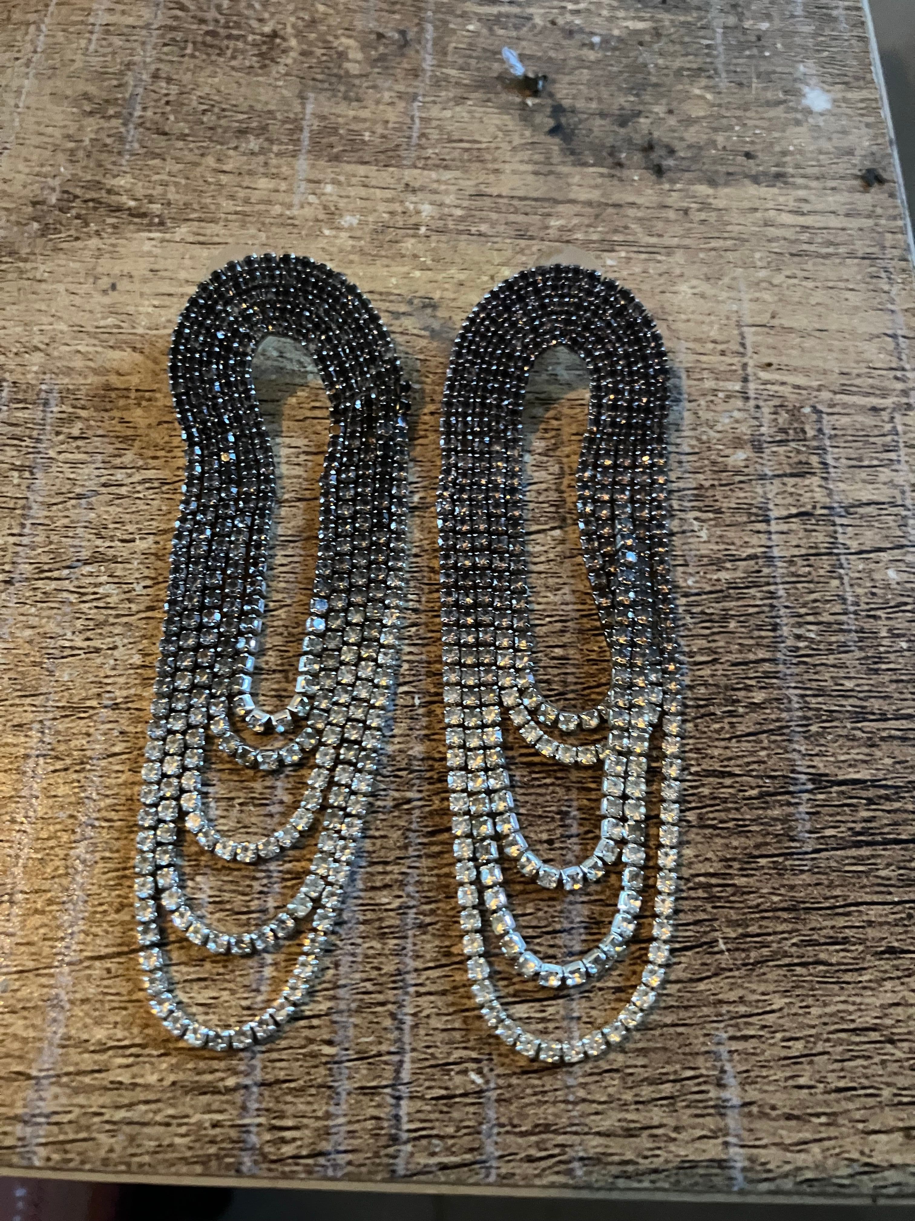 Lange oorbellen met strass en kralen hangers