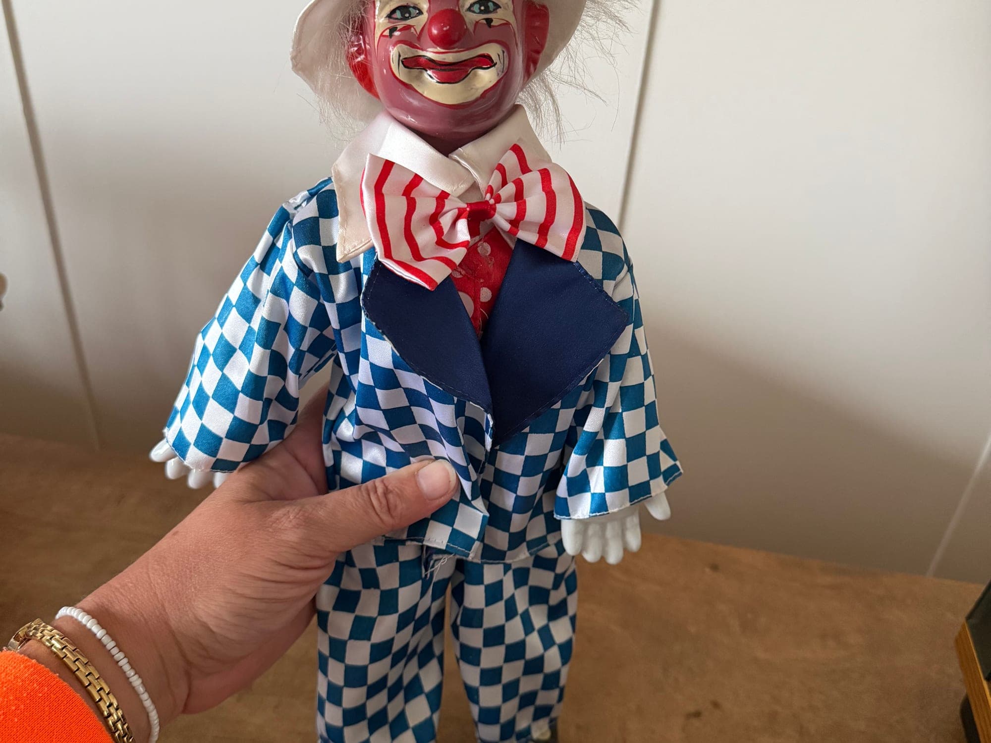 Vintage clownpop met blauwe ruitmotief pak