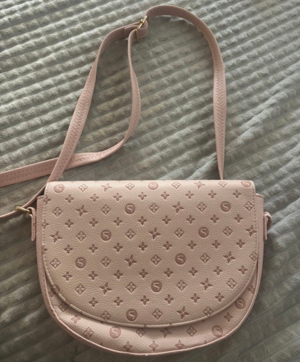 Roze schoudertasje met monogram patroon